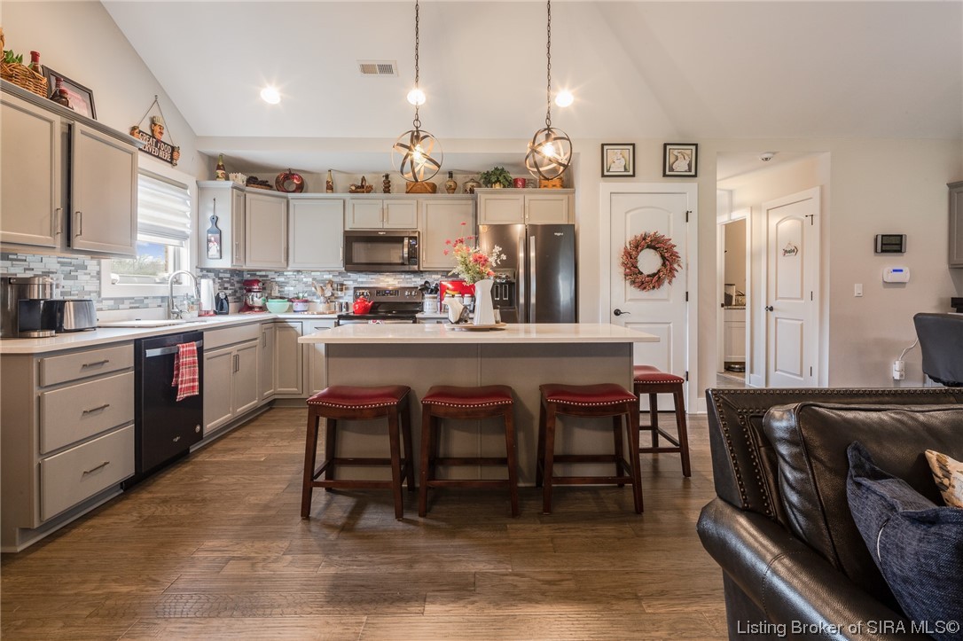 Great kitchen space with breakfast bar, perfect for entertaining.