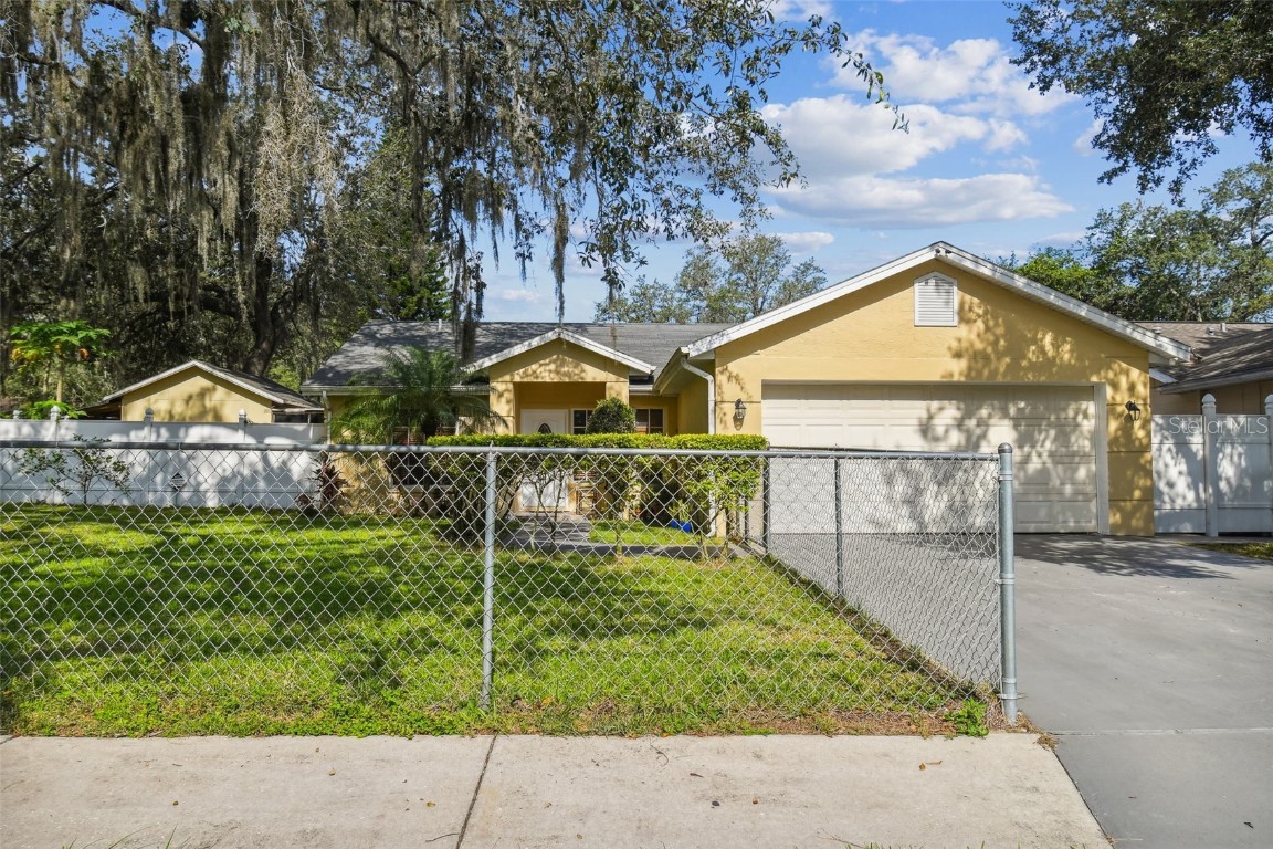 2422 Woody Trace Tampa, FL 33612