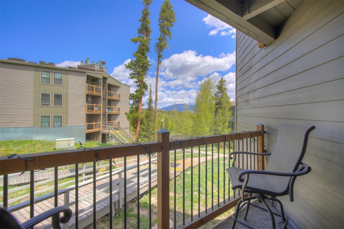 Treehouse living in this bright and lively condo located at the top of Wildernest. Come home and warm up by the fireplace with views off of the deck. Get your game on at the clubhouse and enjoy a soak in several hot tubs. With premier access to trails, owner's private clubhouse and more you can be sure you have your mountain bases covered in this wonderful unit!
