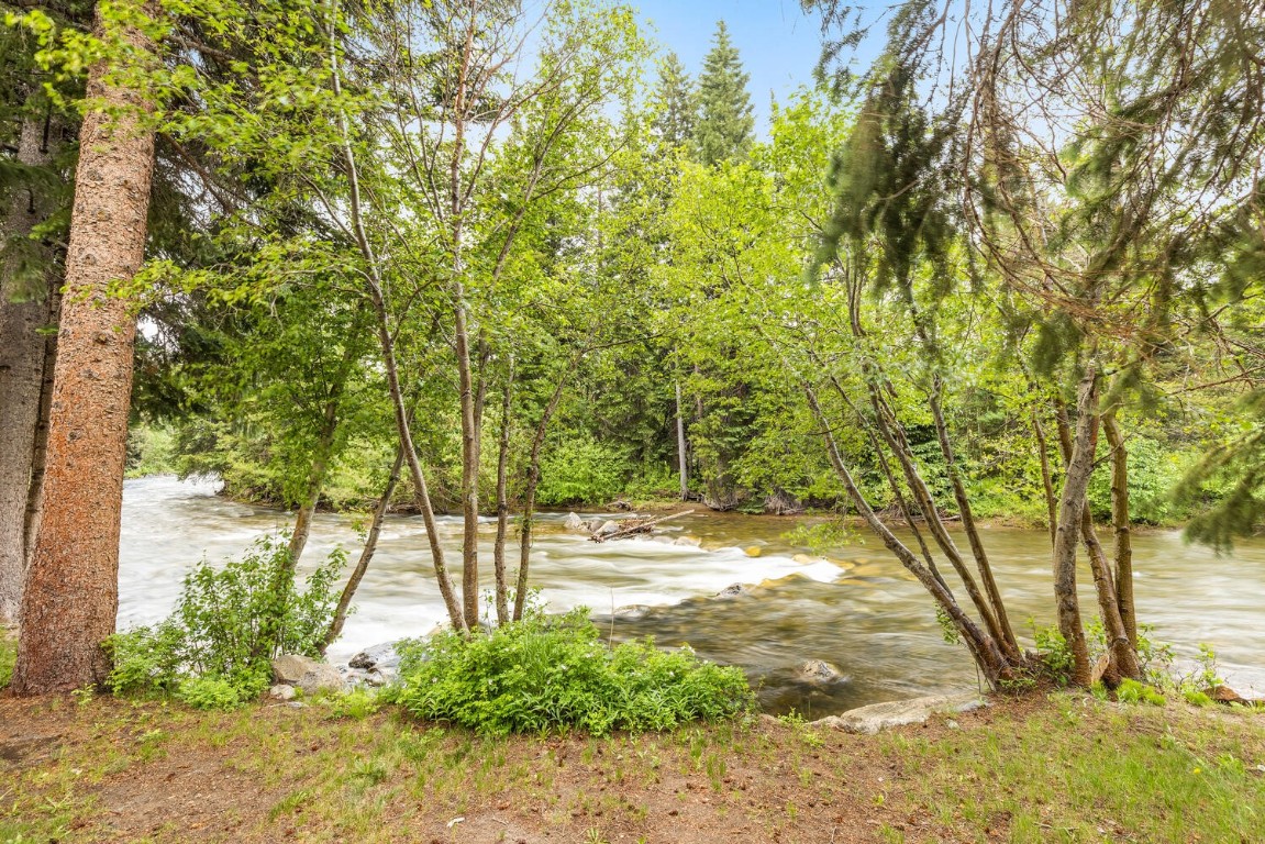 On the banks of the Ten Mile Creek with stunning views of Mount Royal. This mountain retreat provides a sanctuary as the creek flows past. Two bedrooms and two bathrooms with washer and dryer in the unit. Close to Main St. and Summit Stage stop, and easy access to I-70.