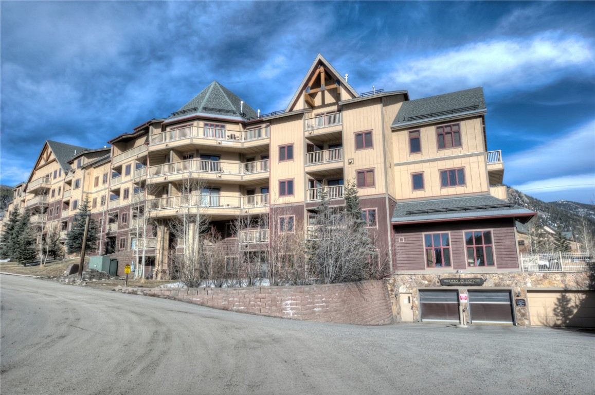 Ideal location just a short walk to the gondola!! Tremendous views up the valley. This building offers all the amenities you could ask for, ski locker, hot tub, pool, fitness room, steam room and underground parking. Easy to show and must see!!