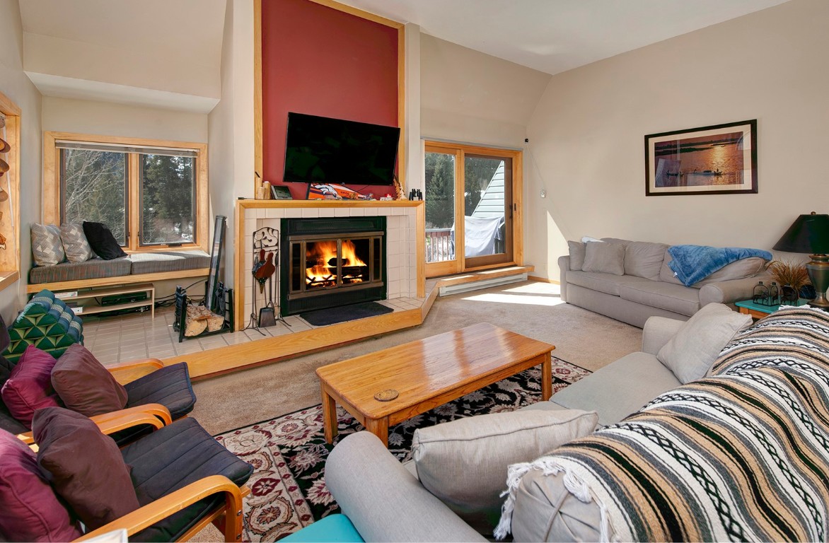 Overlooking the Keystone slopes and the Snake River, this top floor Liftside condominium will meet all your mountain retreat needs. Vaulted ceilings and lots of windows make this very spacious end unit bright and welcoming. Fully furnished, underground heated parking, pool/hot tub, a ski locker and outdoor BBQs. Walk to the slopes to ski or ride, fly fish the Snake, bike the rec path, hike the trails and so much more from this beautiful one bedroom.
