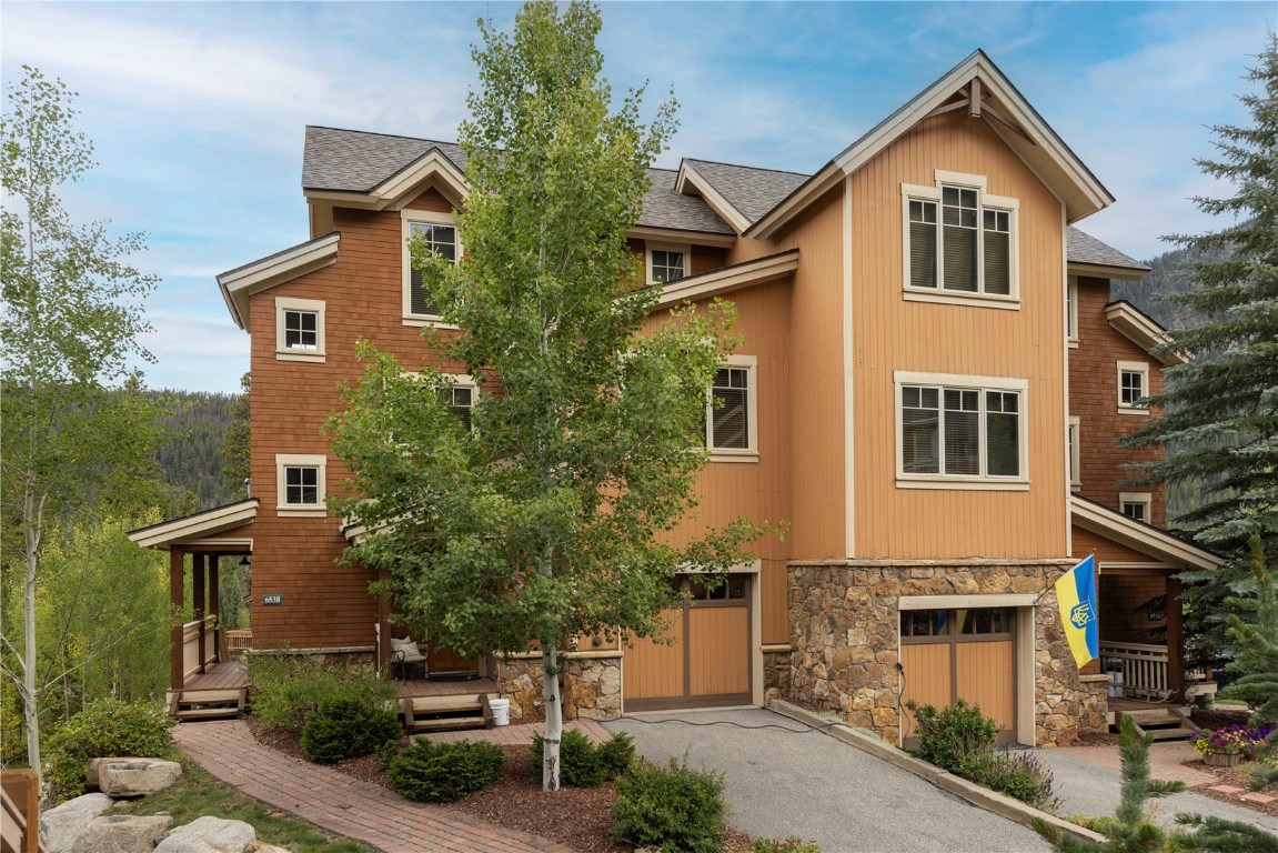 Don't miss this unique 2-level layout in Settlers Creek! This townhome boasts a private upper deck and a ground-level patio that overlook a serene open space adorned with lush aspen and pine trees. Nestled in a secluded corner, its proximity to the pool, hot tubs, and clubhouse makes this residence stand out as a premier location in the neighborhood. Updates include new appliances, refinished kitchen cabinetry, and newly installed engineered hardwoods. Hop on the ski shuttle for a quick ride to the Mountain or enjoy the tranquility of one of Keystone's most peaceful neighborhoods. Feel free to relish it for your personal use or make the most on its short-term rental potential. In either scenario, it's a win-win!