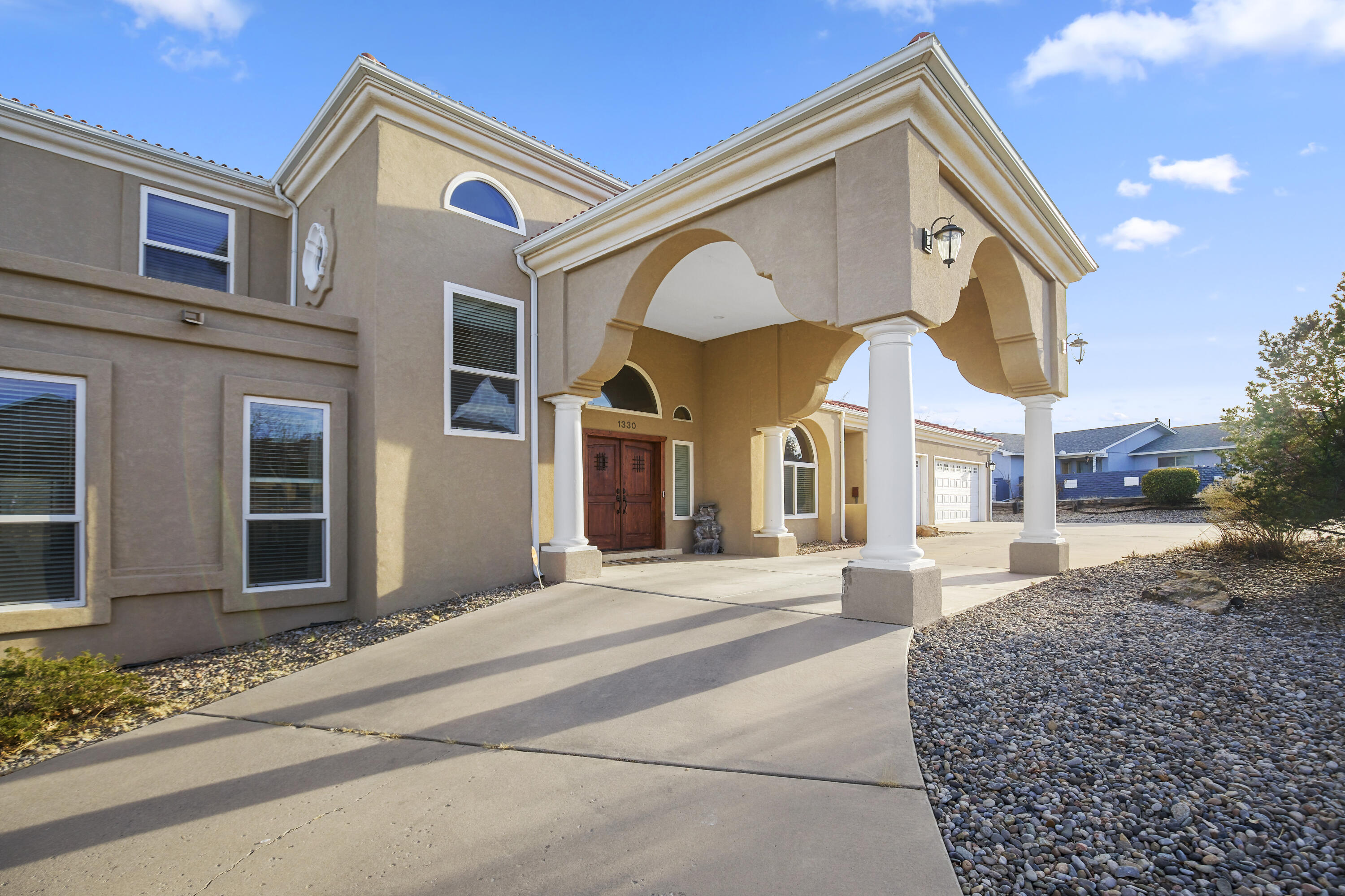 1330 Crestview Drive, Los Lunas, NM 87031