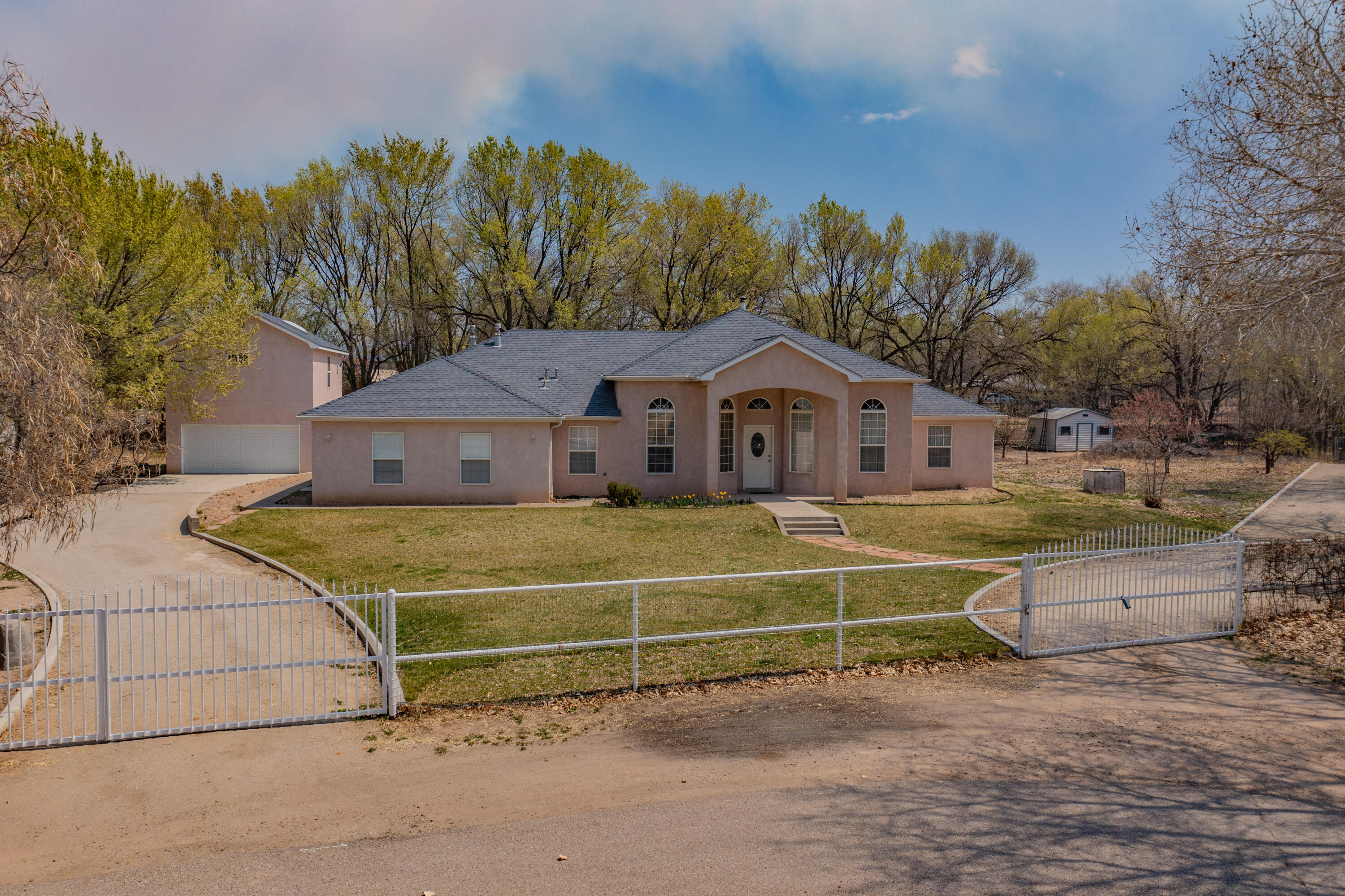 19 Jay Bird Loop, Los Lunas, NM 87031