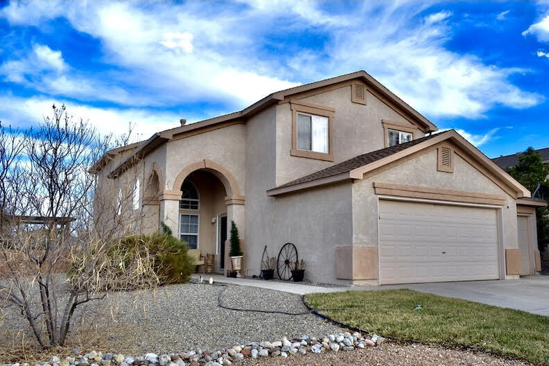 ****PRICE IMPROVEMENT**** Come check out this amazing 4 Bedroom, 3 bath home located in the highly sought after Ventana Ranch neighborhood. 2 living spaces downstairs. The living room as well as the  master bedroom have vaulted ceilings. A large park near by, as well as plenty of walking paths to enjoy the sunrise, or the amazing sunsets off the west mesa.