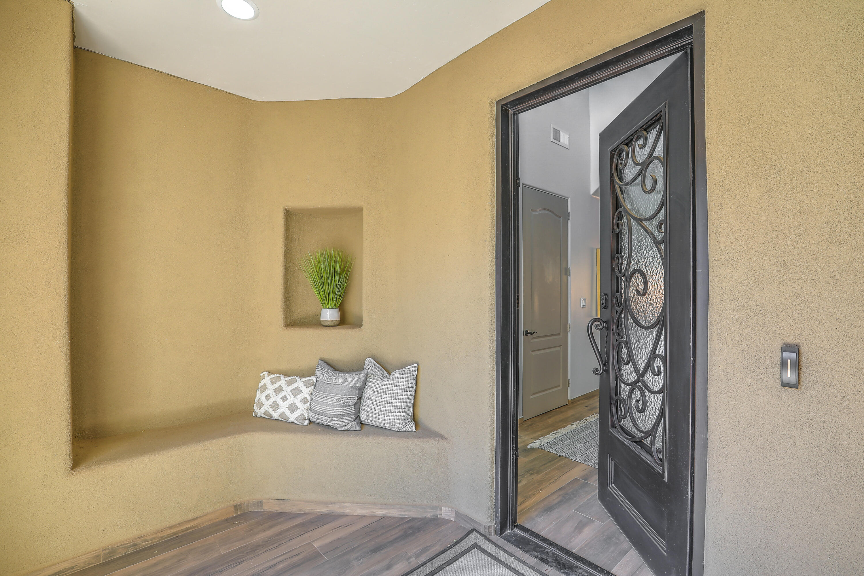 2719 Floral Road NW, Albuquerque, NM 87104