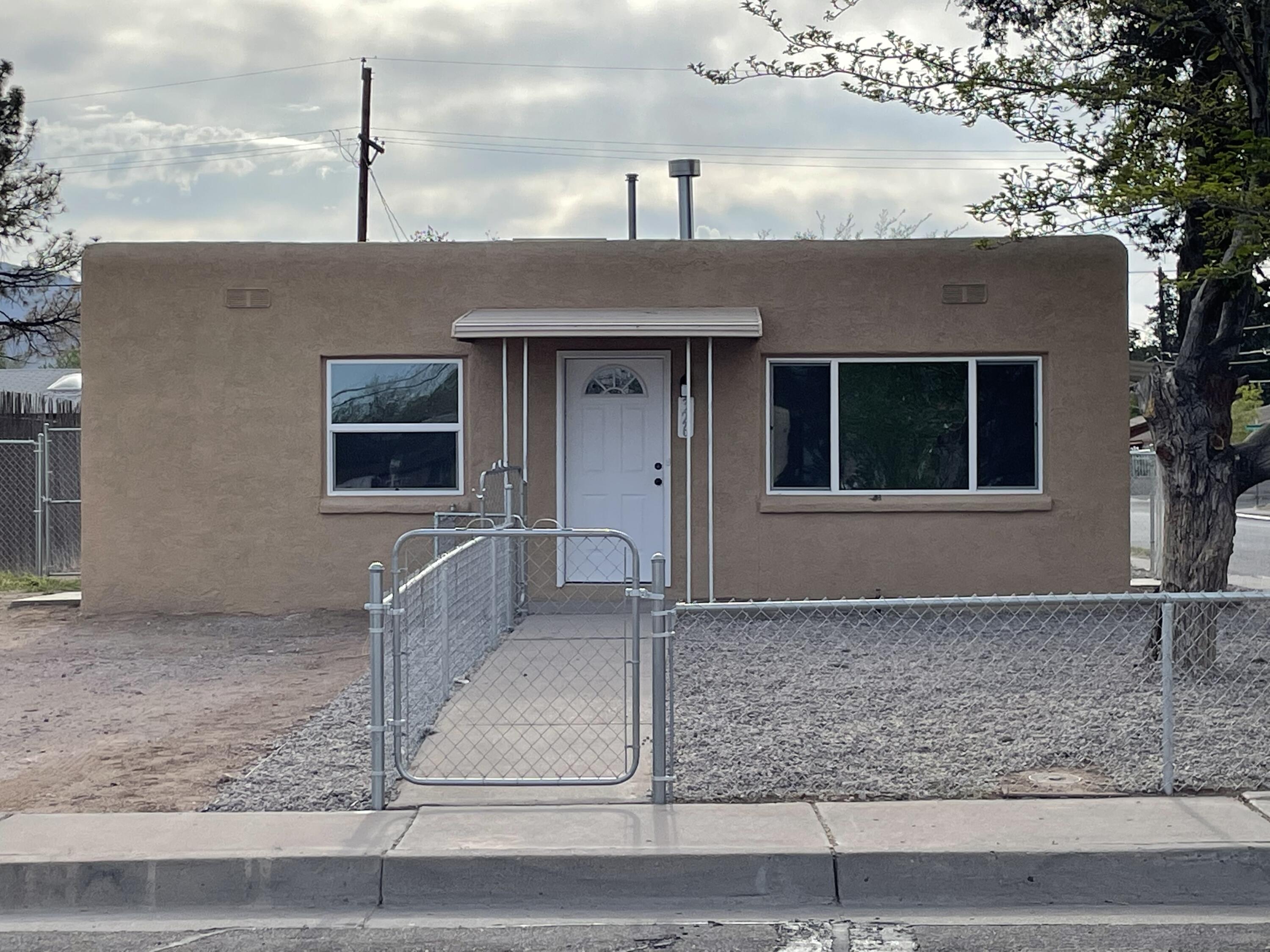 326 Rhode Island Street SE, Albuquerque, NM 87108