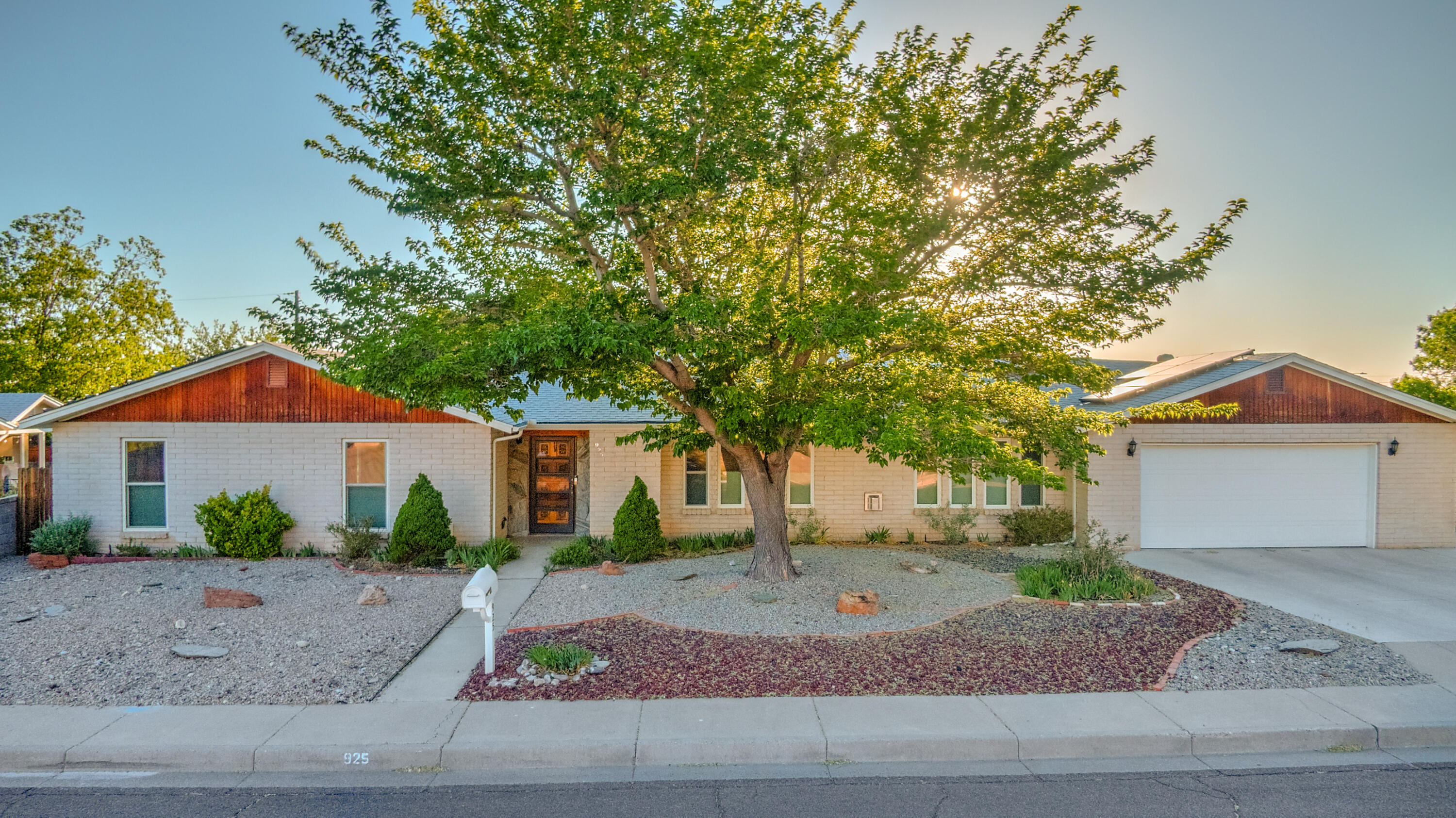 925 La Charles Drive NE, Albuquerque, NM 87112