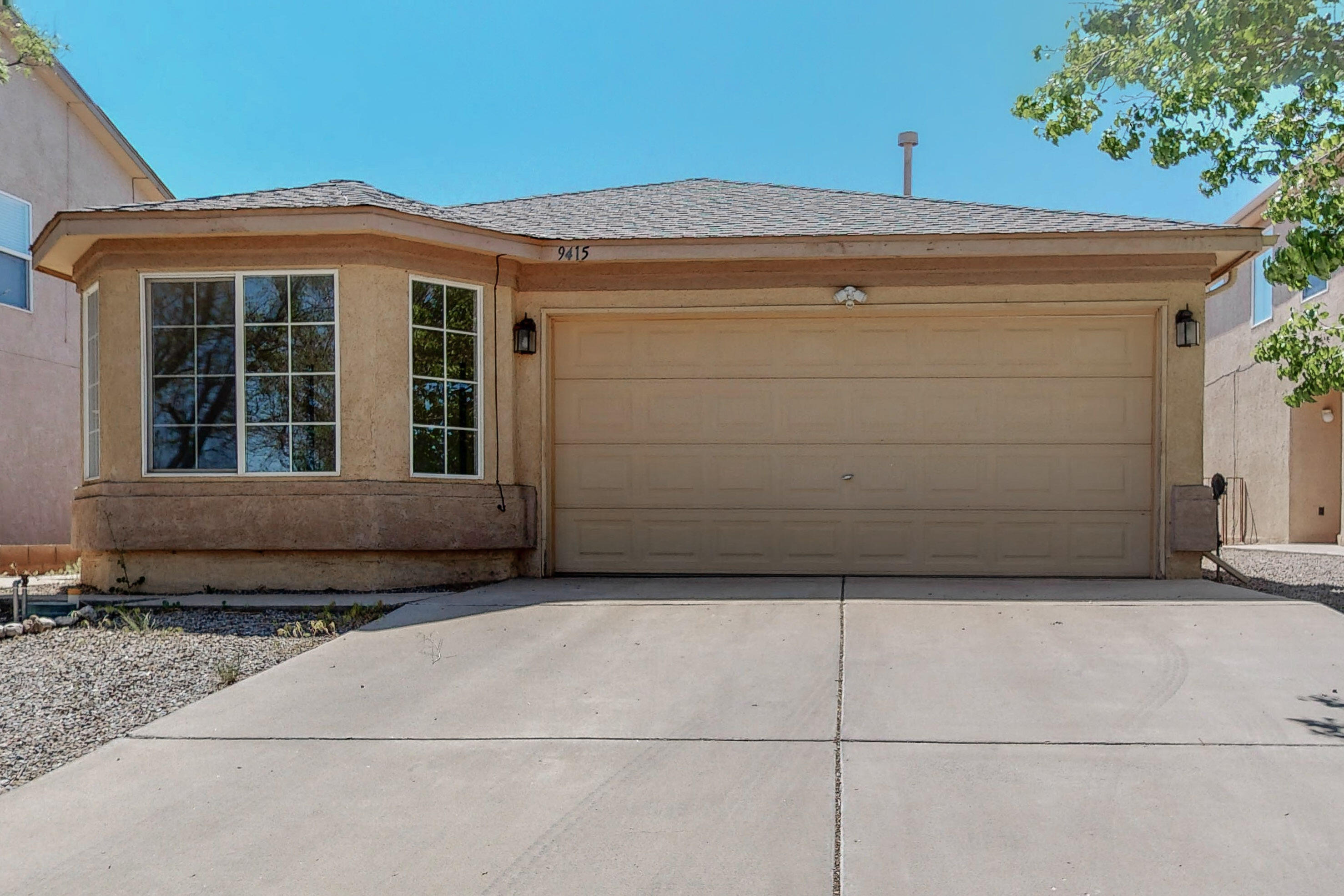 Welcome to Ventana Ranch West. This home features 3 bedrooms 2 full baths, split floor plan, formal dining area, kitchen w/breakfast nook, 2 car attached garage, Private backyard.