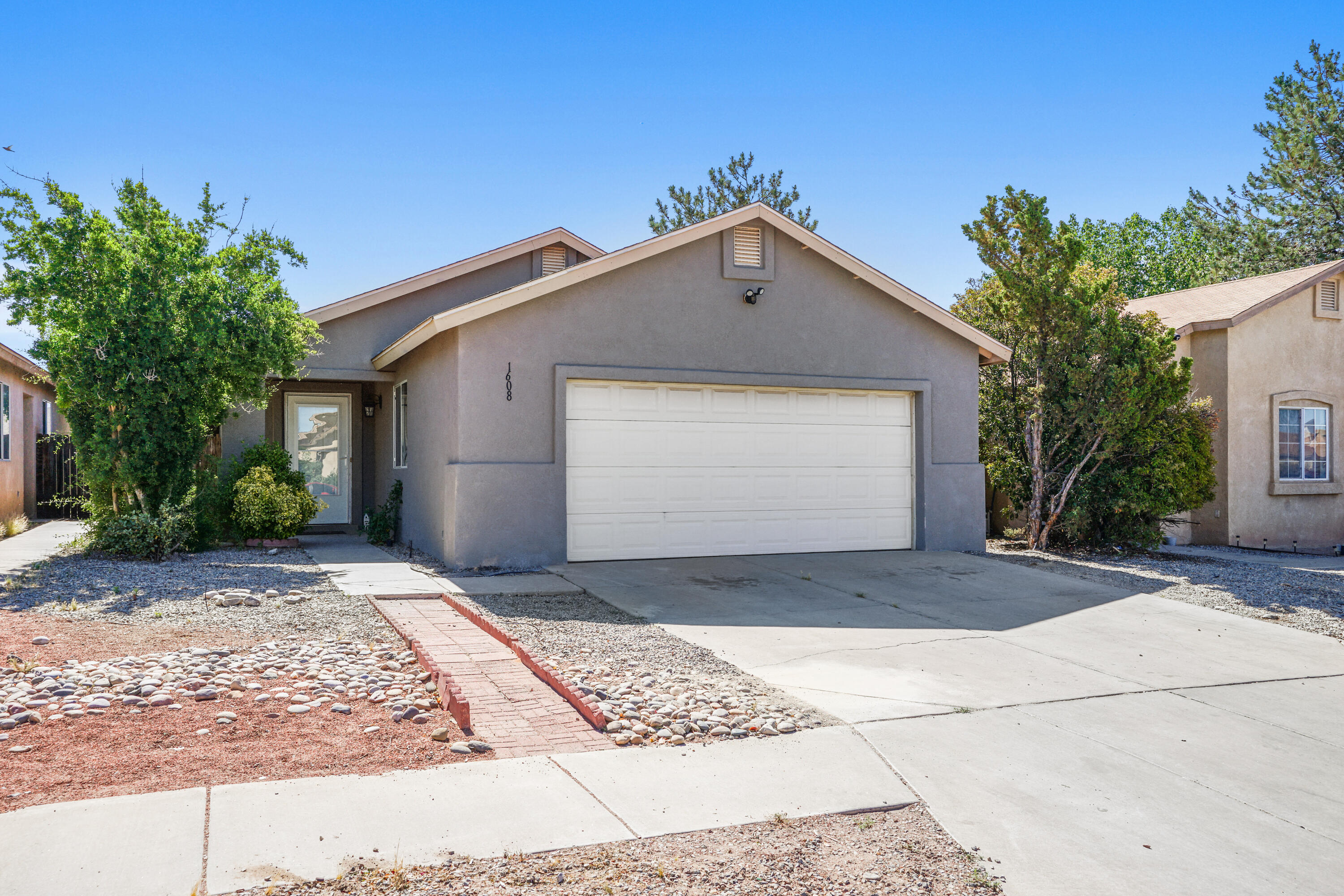 Great single level home! Move in ready with views of the Sandias!  New interior paint, carpet, and laminate wood flooring.  All kitchen appliances stay with the home.  Come show today!