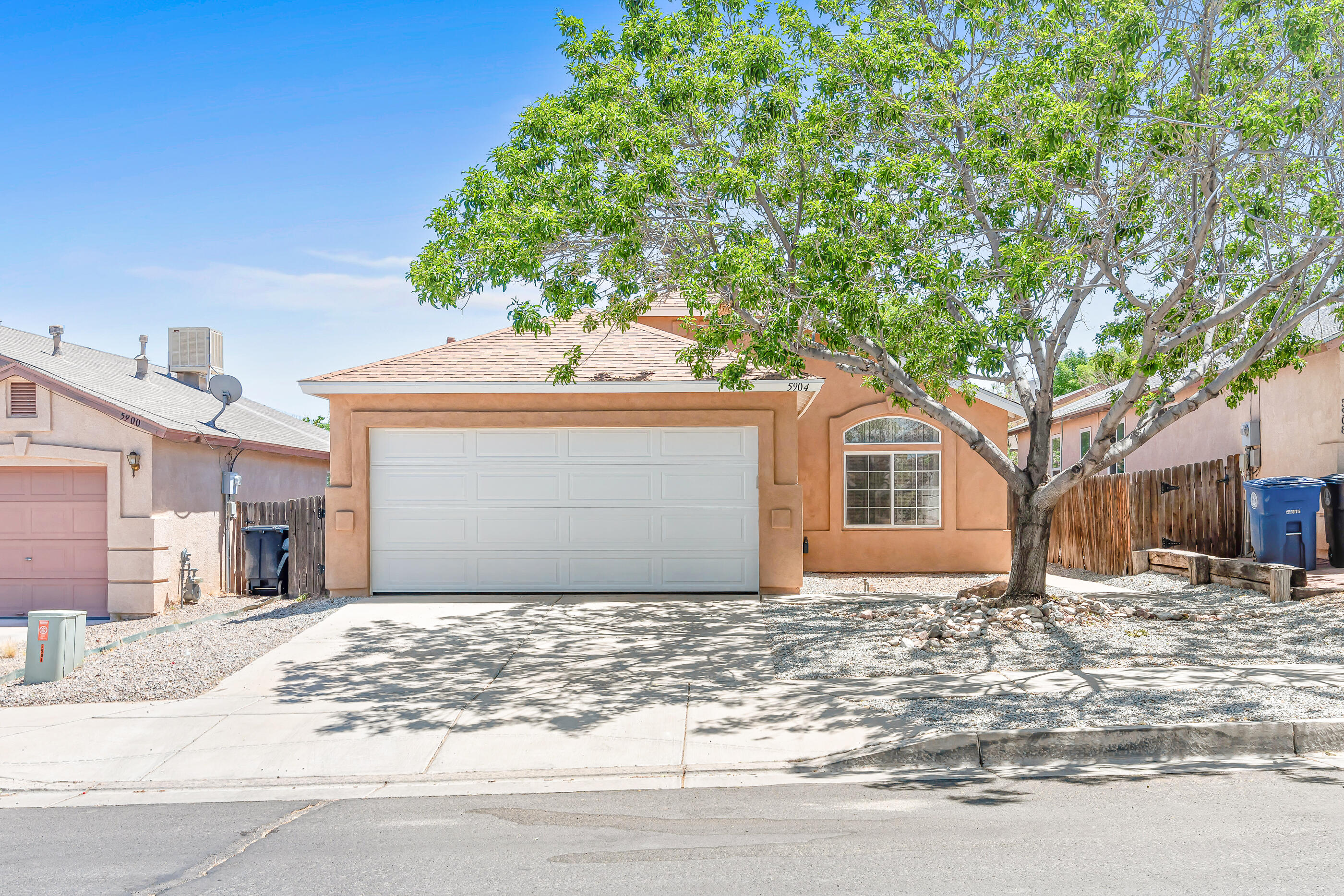 very well Maintained Home With Flowing Floorplan. Brand new roof and stucco.  2 Living Areas, Huge Private Master Suite With Incredible Bathroom  Garden Tub/ Separate Shower/Walk In Closet, Vaulted Ceilings, Plant Ledges, Ceiling Fans, And tons Of Light.  This Popular Open Floorplan is a must see! Spotless,Clean And Ready for new owners.