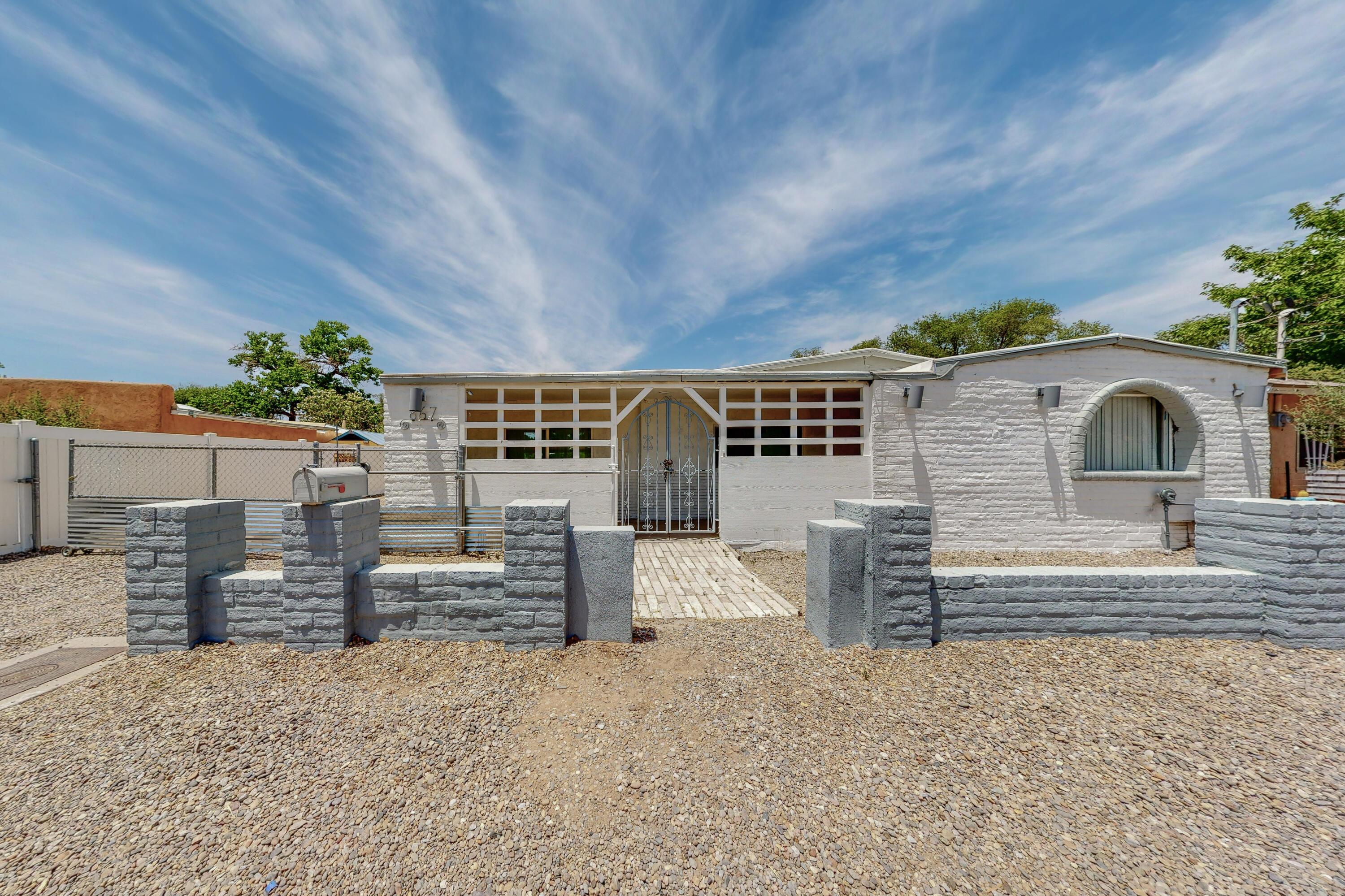 867 Arthur Drive SW, Albuquerque, NM 87105