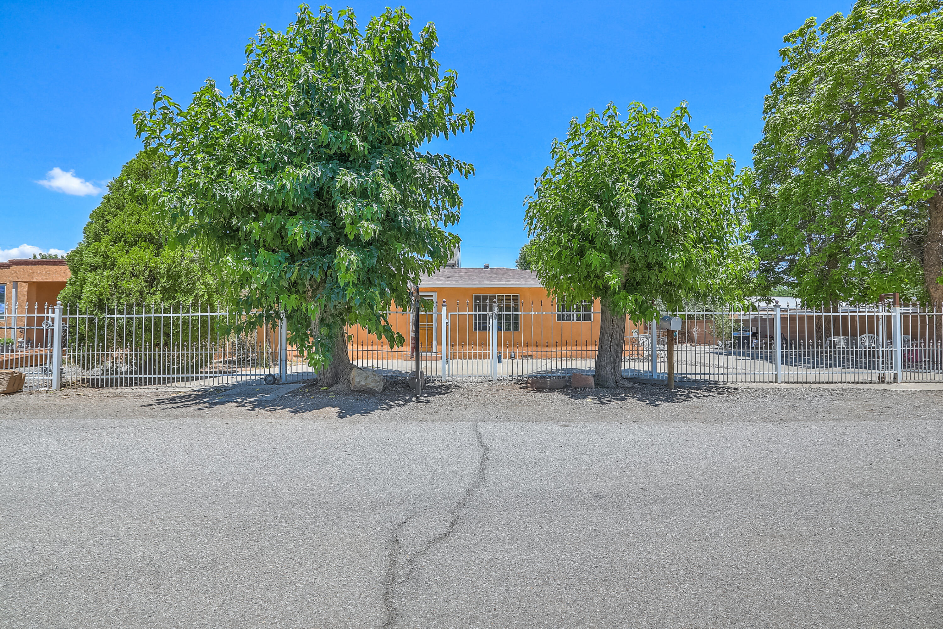 1533 Hooper Road SW, Albuquerque, NM 87105