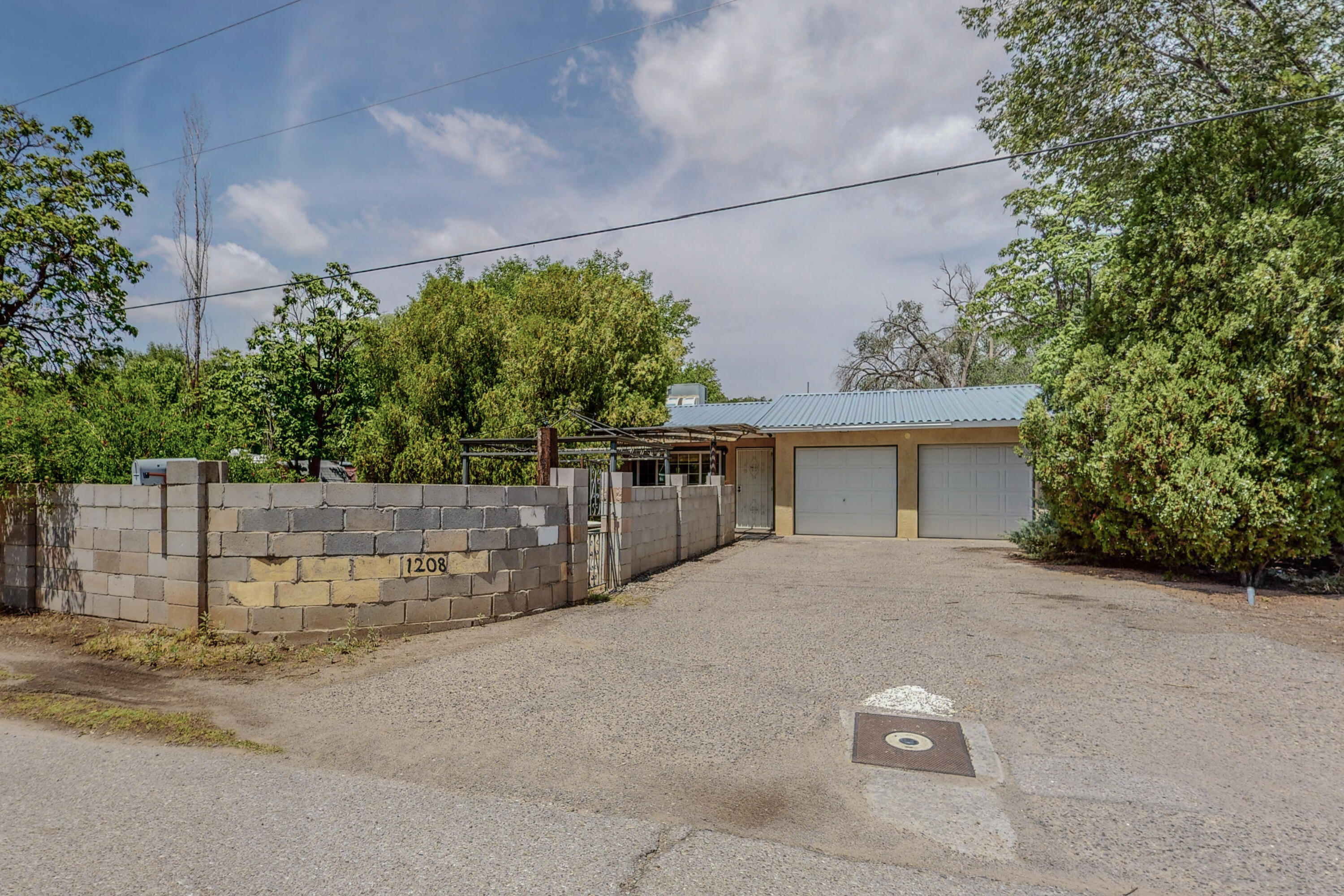 1208 Mechenbier Lane SW, Albuquerque, NM 87105