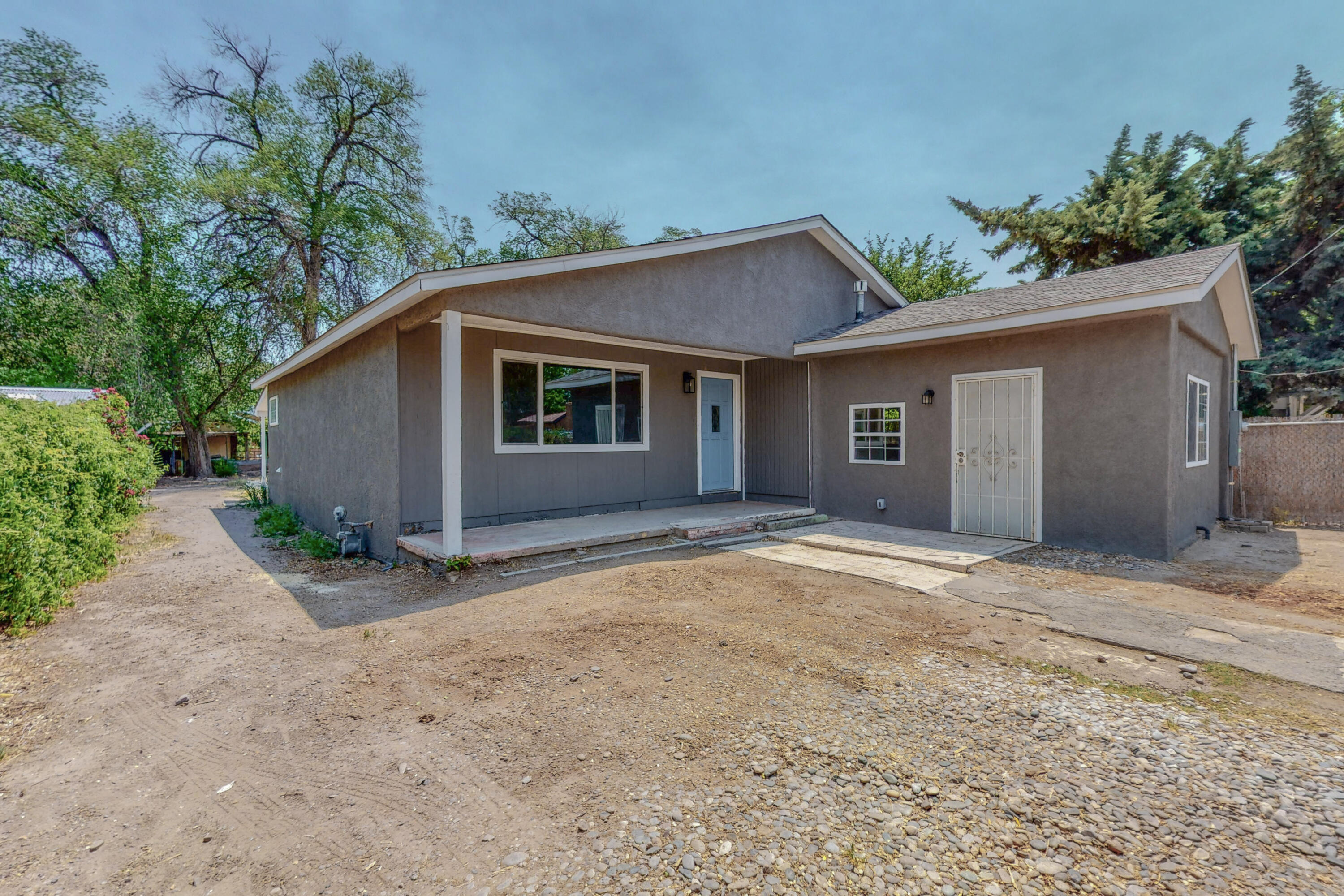 134 La Vega Road SW, Albuquerque, NM 87105