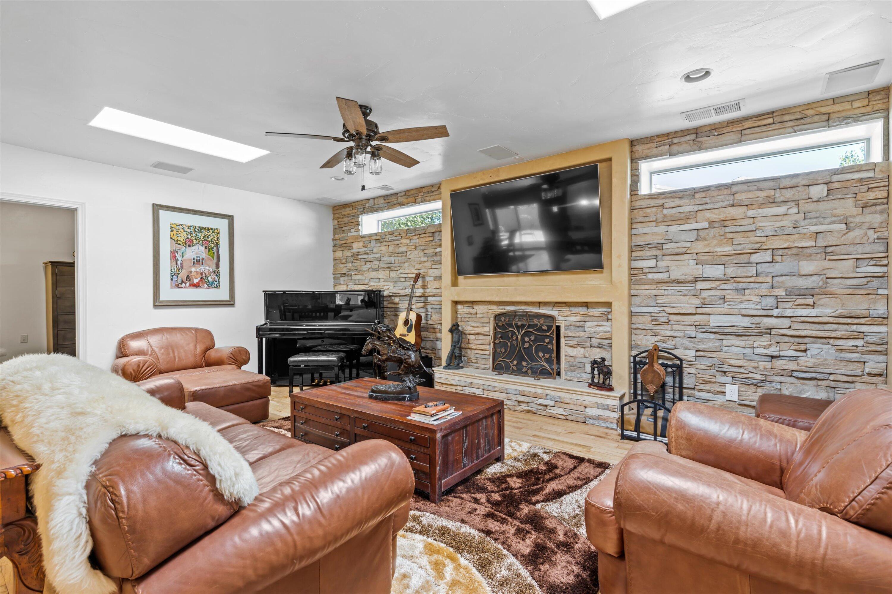 7821 Guadalupe Trail NW, Los Ranchos, NM 87107