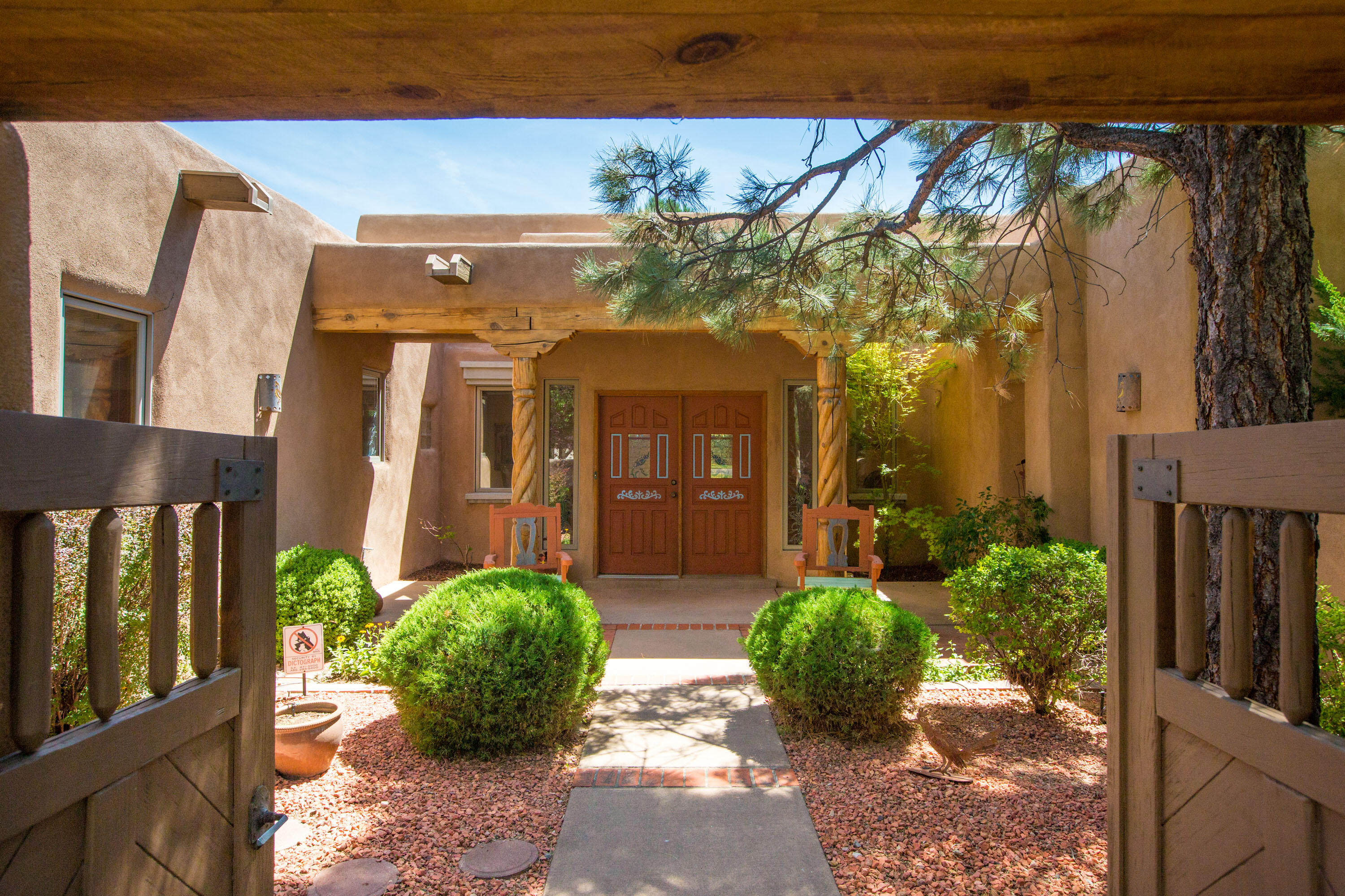 5704 Tinnin Road NW, Los Ranchos, NM 87107