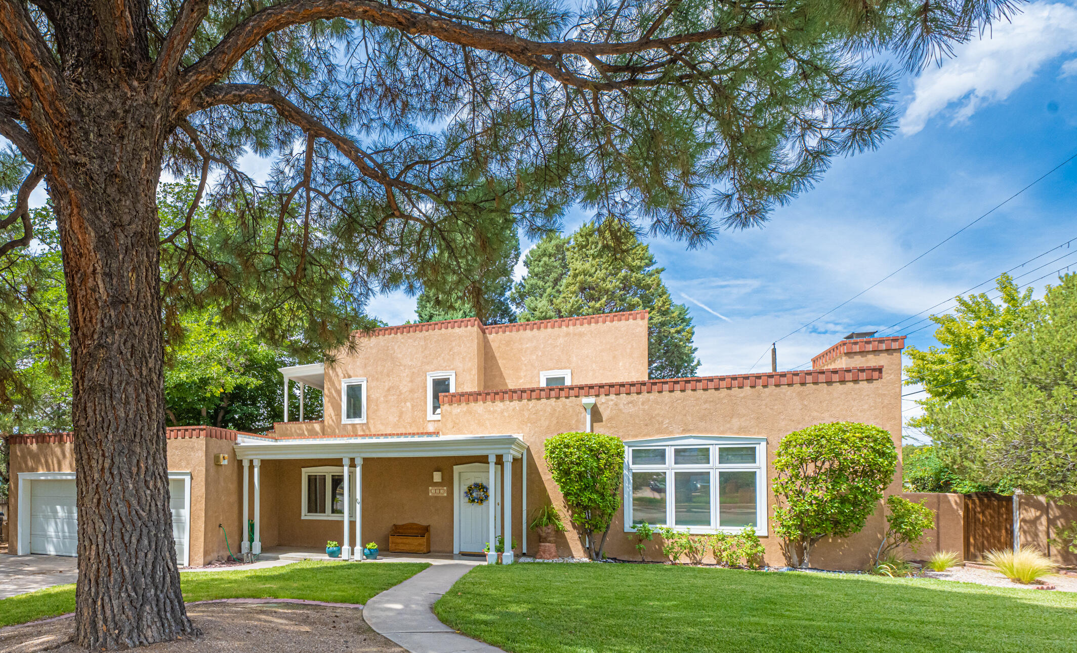 909 Avenida Cielito NE, Albuquerque, NM 87110