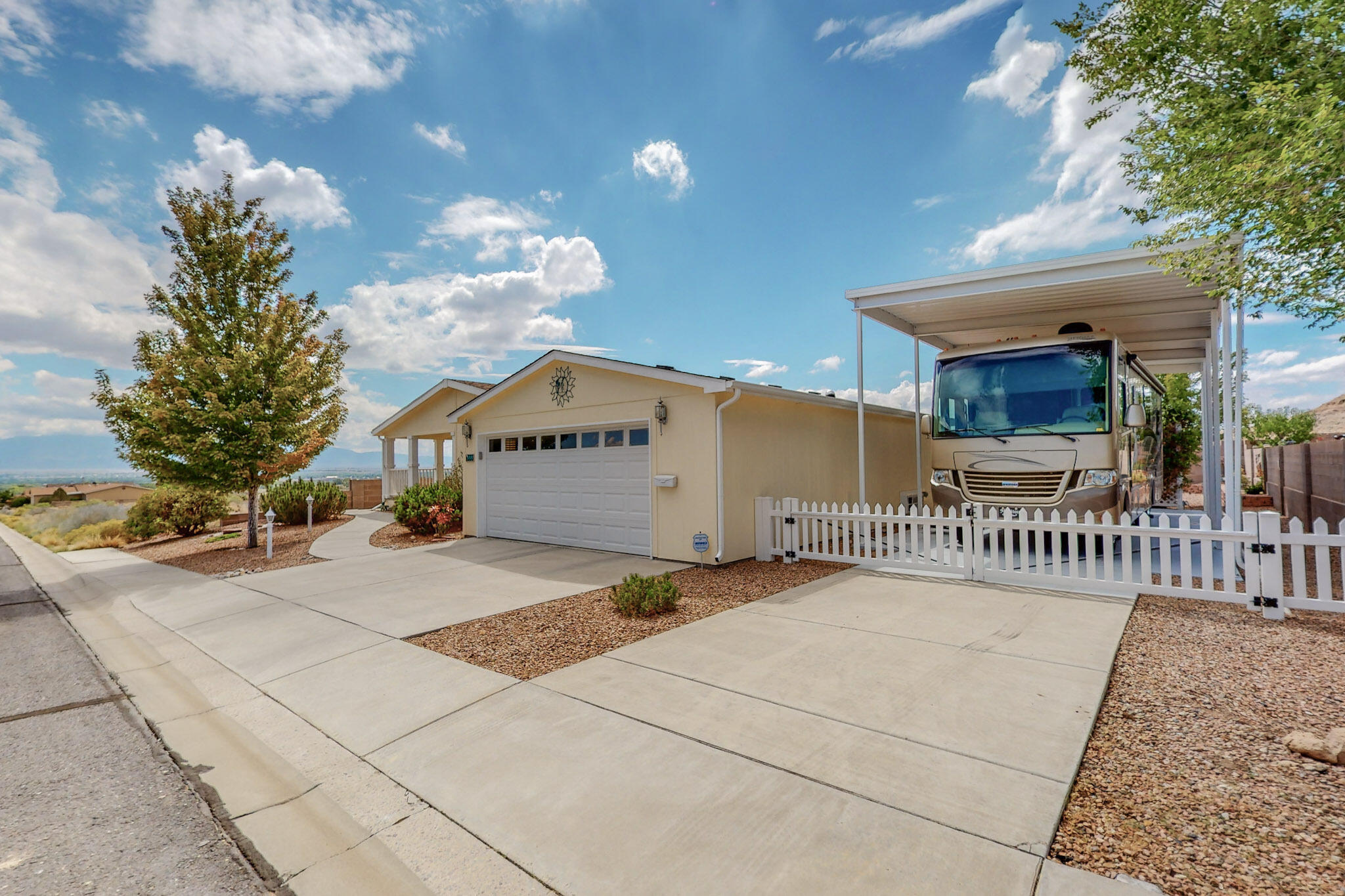 333 Sunrise Bluffs Drive, Belen, NM 87002