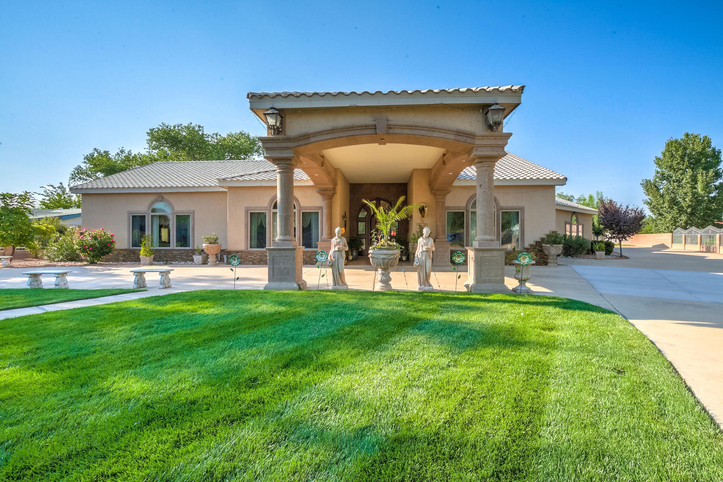 2555 Chanate Ave Avenue SW, Albuquerque, NM 87105