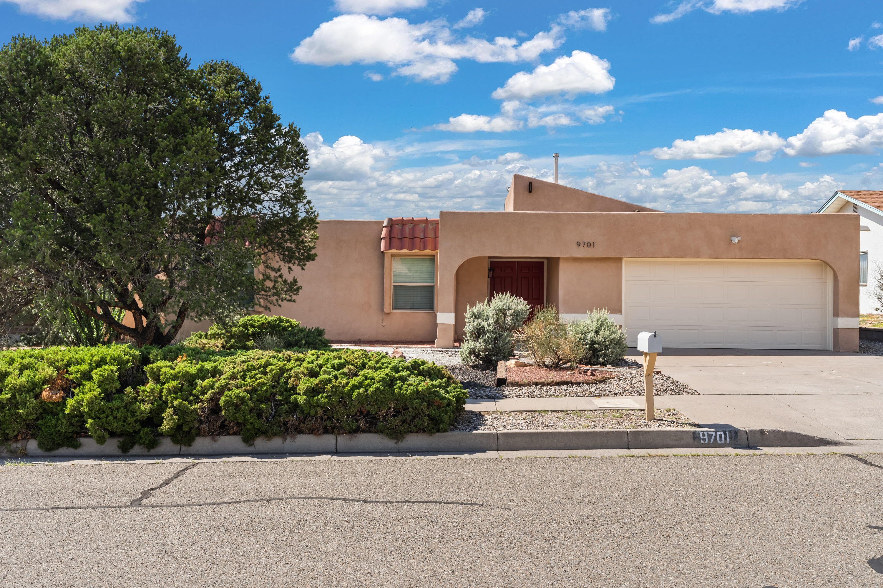 9701 Avenida De La Luna NE, Albuquerque, NM 87111
