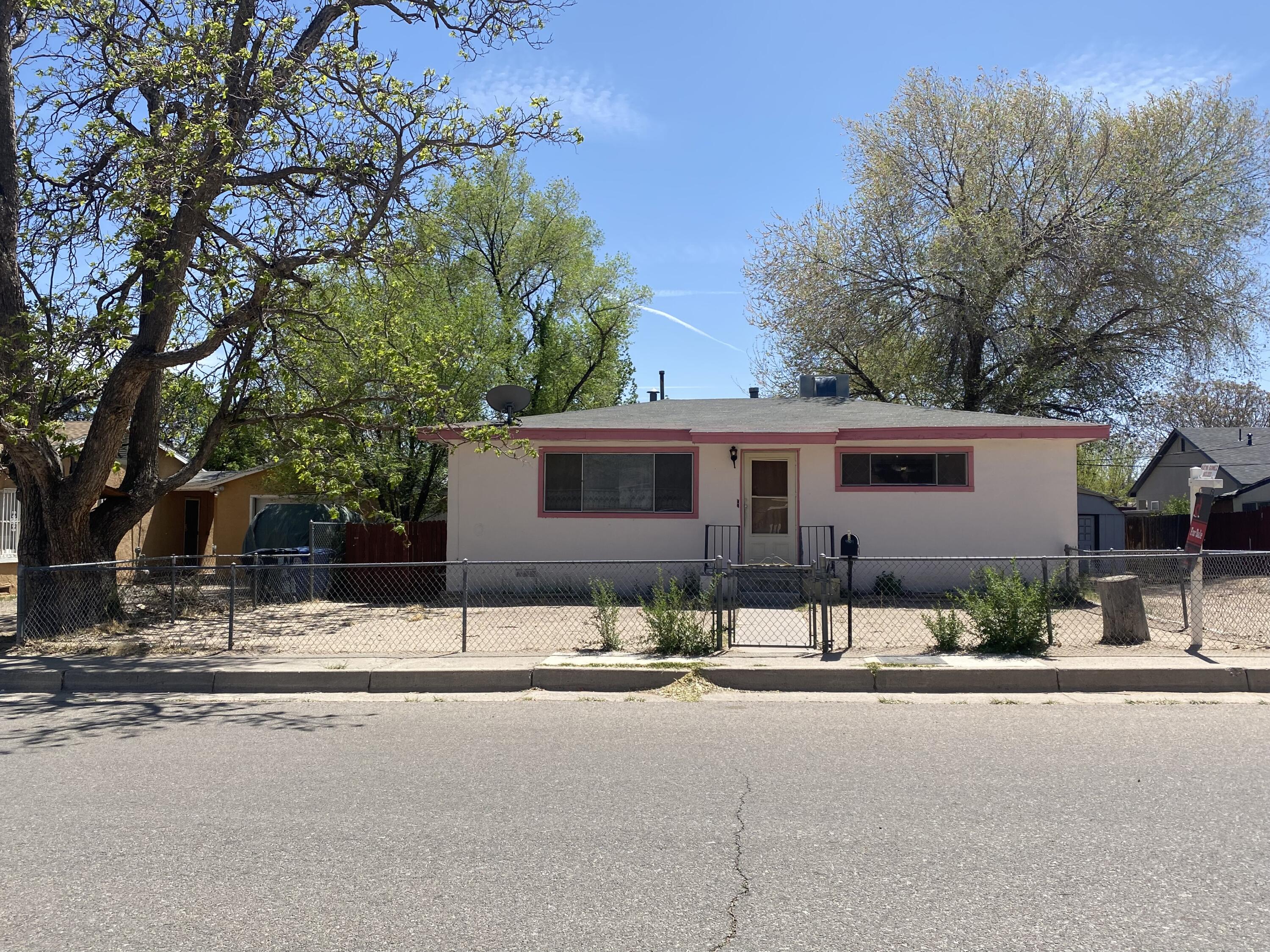 4904 Glendale Road NW, Albuquerque, NM 87105