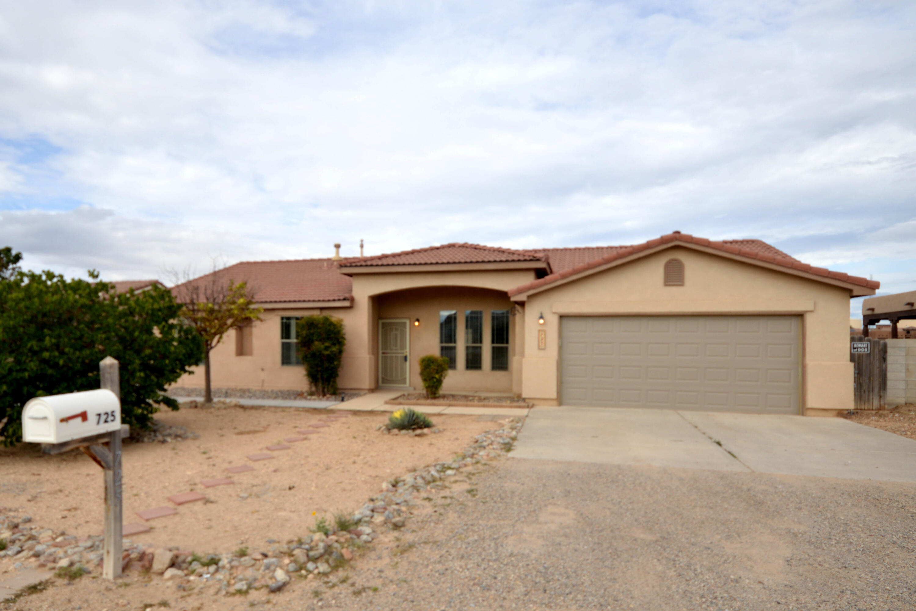 725 6Th Street NE, Rio Rancho, NM 87124