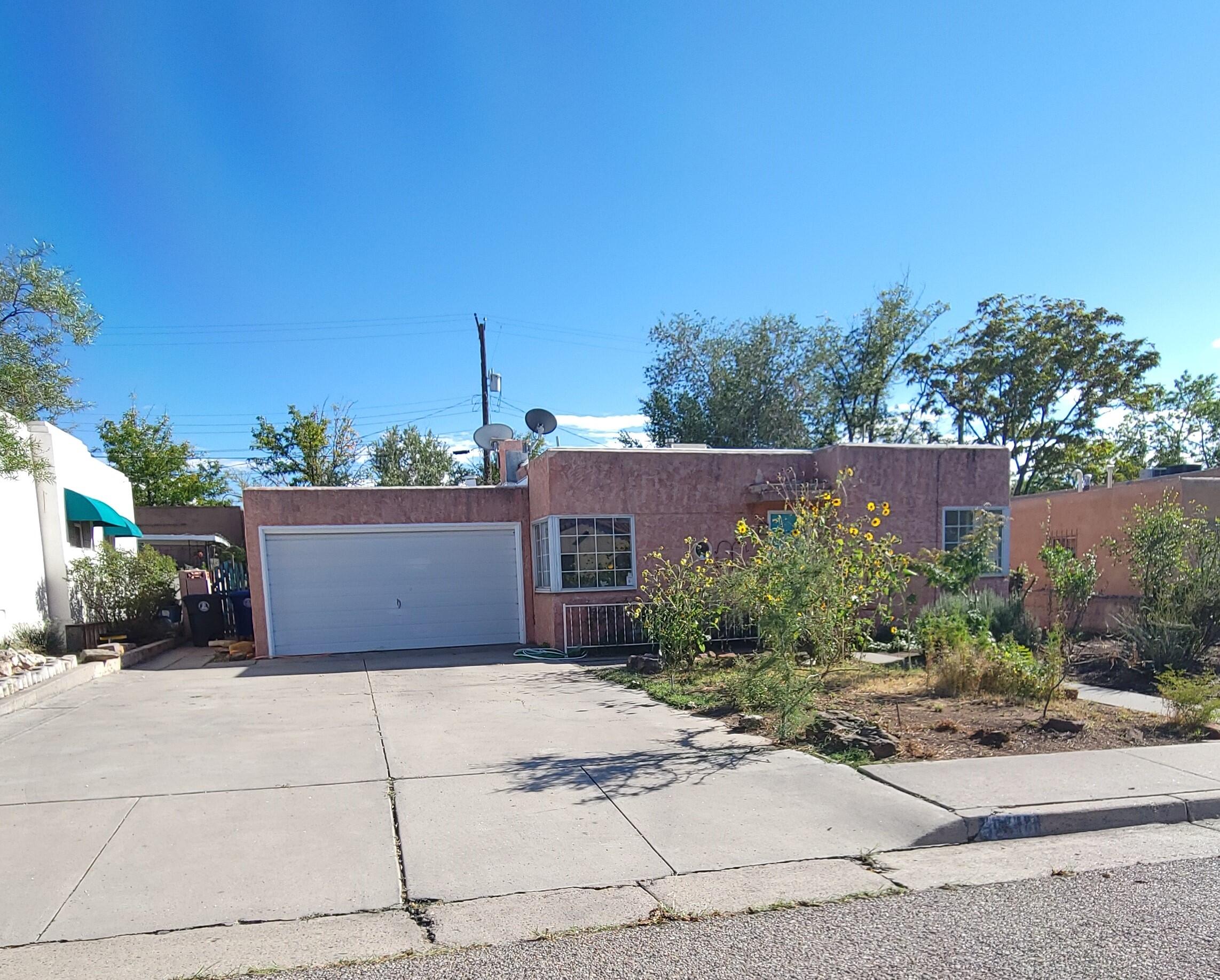 438 Ash Street NE, Albuquerque, NM 87106