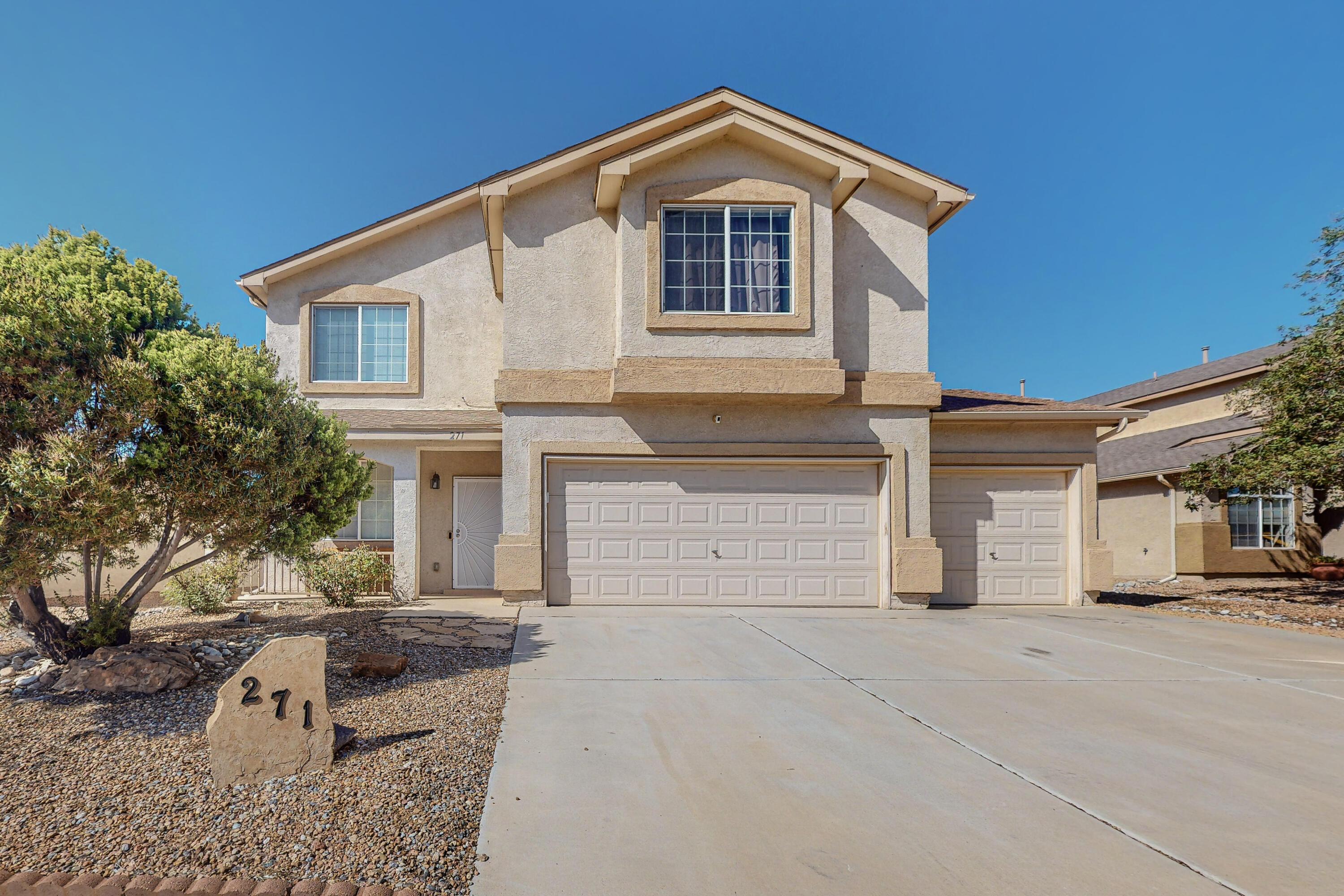 This Los Lunas home has a great floor plan including two living spaces and a large loft! The large backyard has artful custom features.Conveniently located near recreation and parks, with close access to I-25.