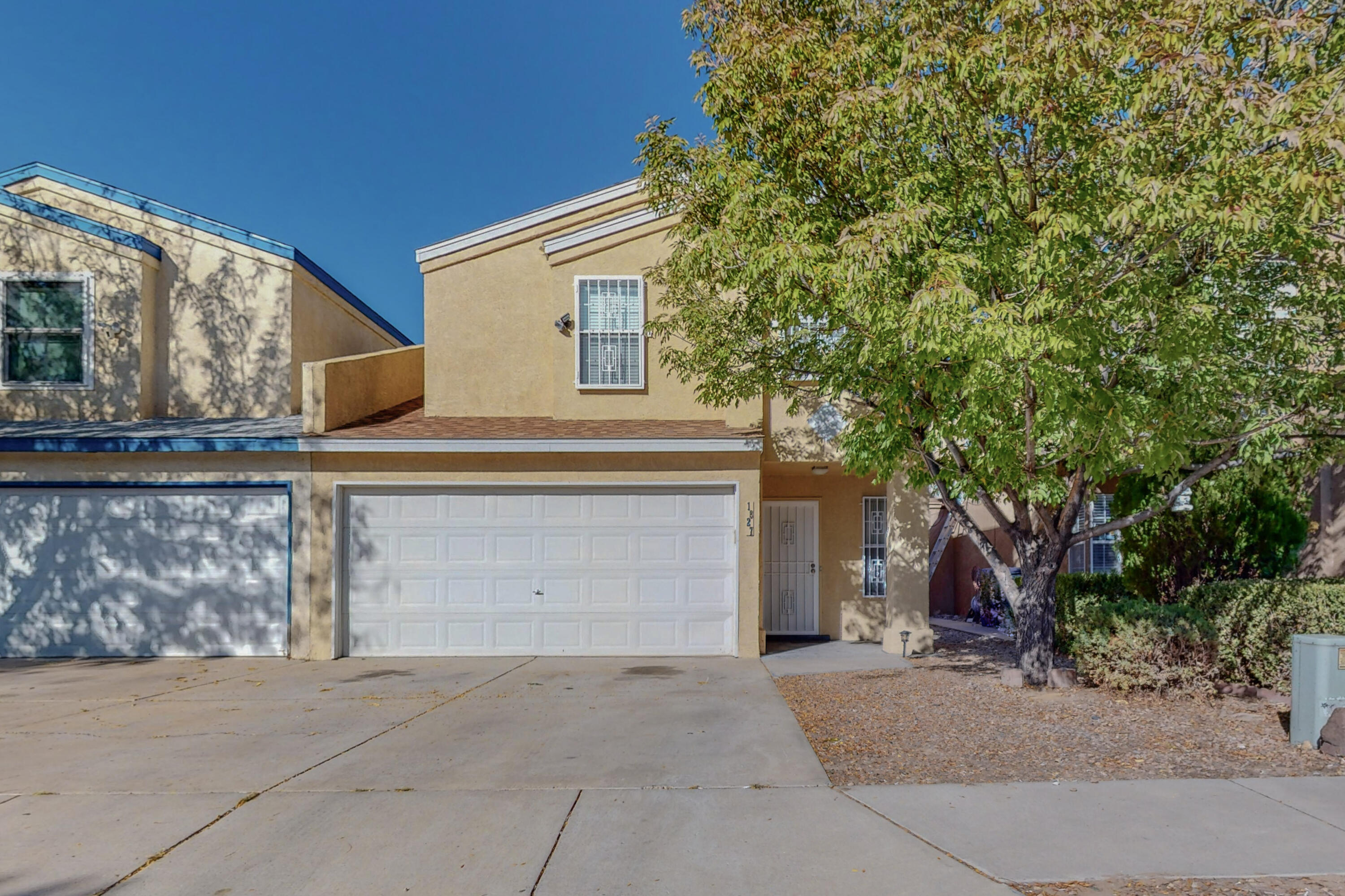 This Move-in ready townhome is in a prime location close to shopping, cafes, restaurants & freeways. This well kept and recently updated townhome offers new flooring, appliances as well as a new roof installed 2021!! This home awaits it's new owners! schedule your showing today.