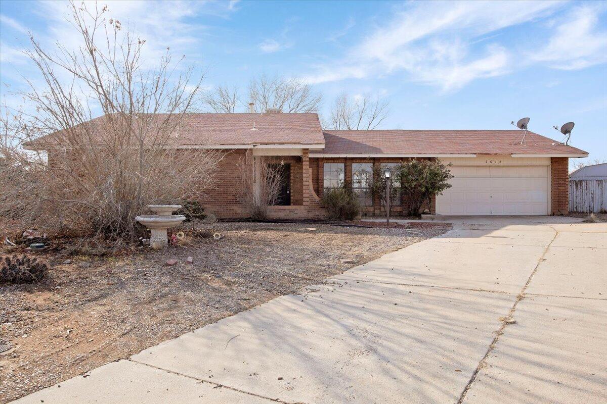 Fantastic Location!! This home is nestled on a large lot in a quite cul-de-sac. Located minutes away from Vista Sandia Park, Rio Rancho Sports Complex, shopping, dining and so much more. Come and see it before you miss out.