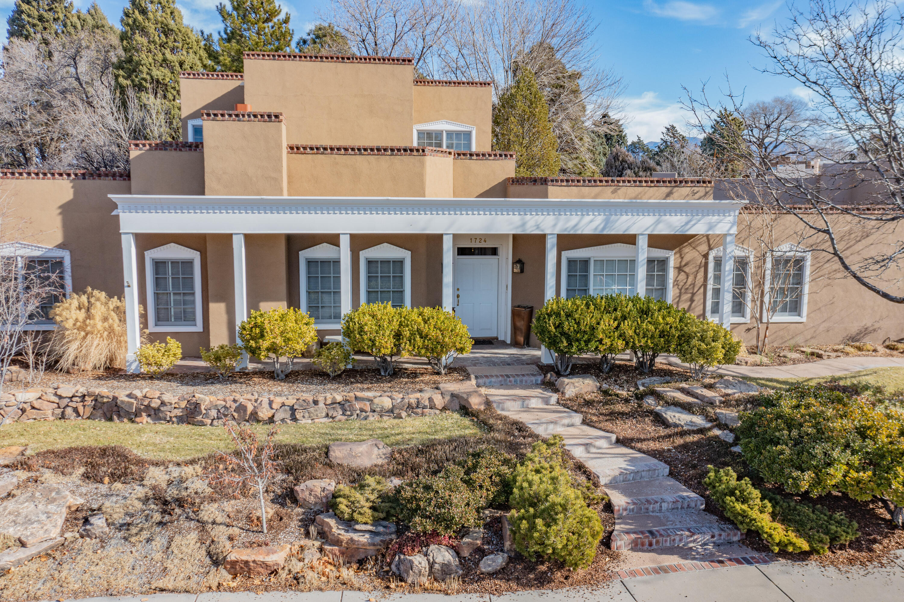 1724 Avenida Alturas NE, Albuquerque, NM 87110