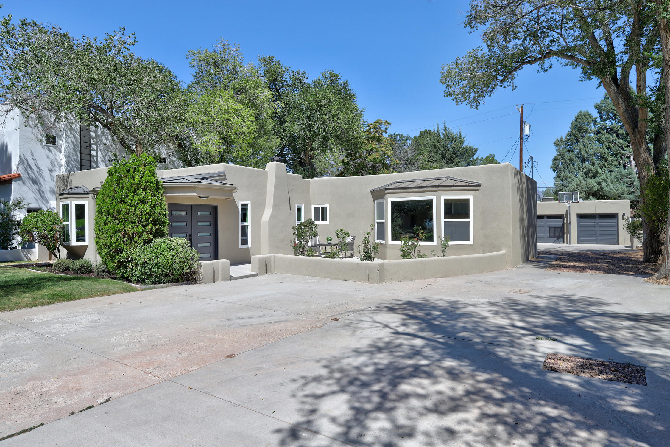 704 Ridgecrest Drive SE, Albuquerque, NM 87108