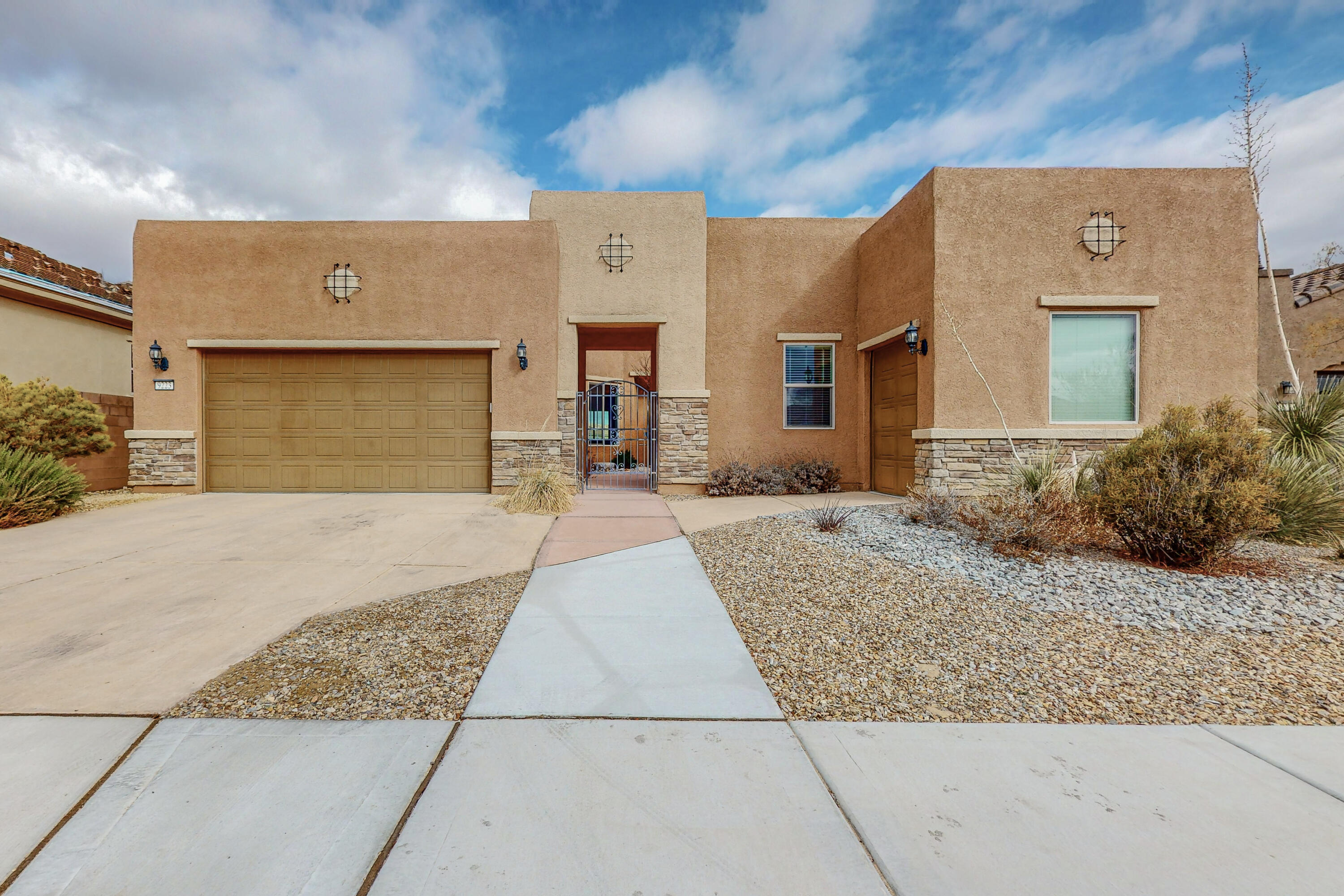 9223 Del b Lane NW, Albuquerque, NM 87120