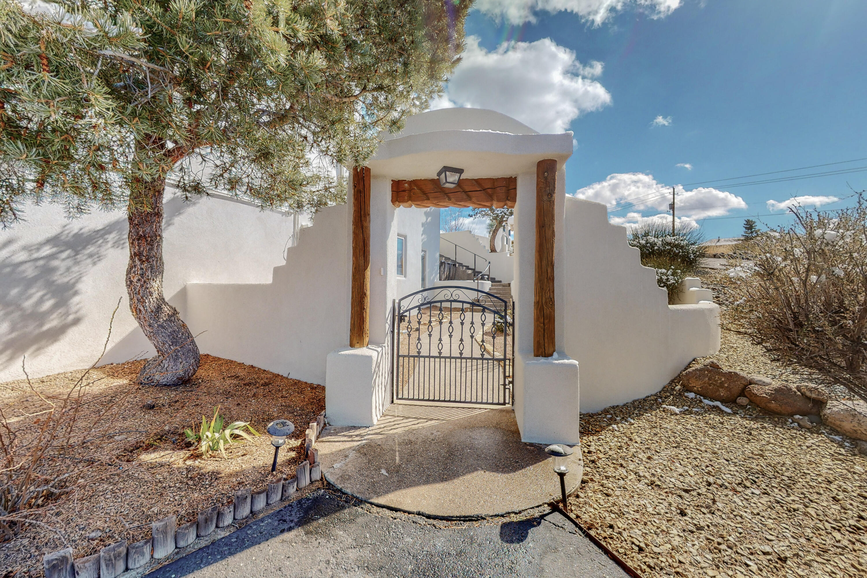 10901 Elena Drive NE, Albuquerque, NM 87122