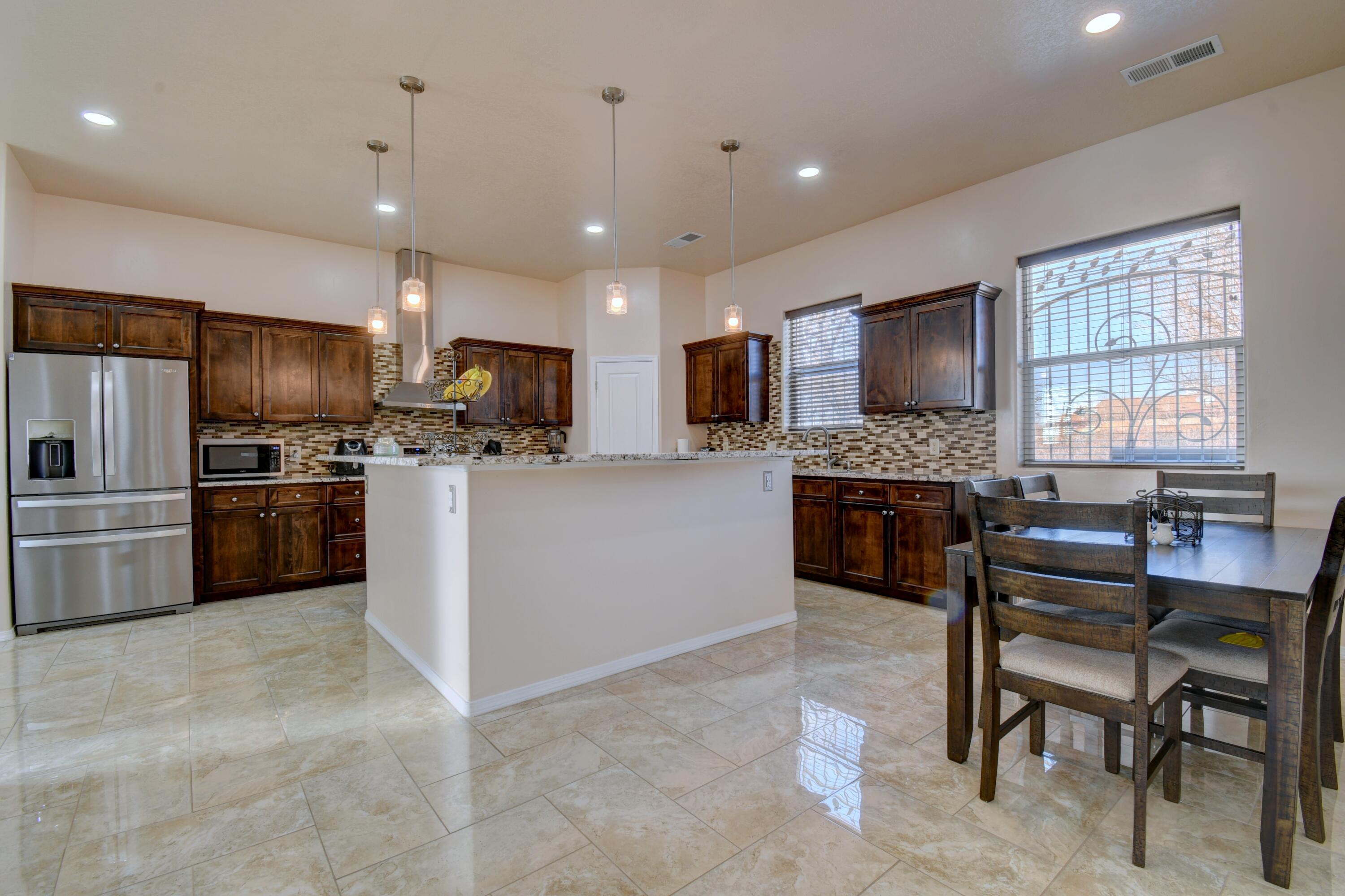 132 Alcazar St NE, Albuquerque, NM 87108