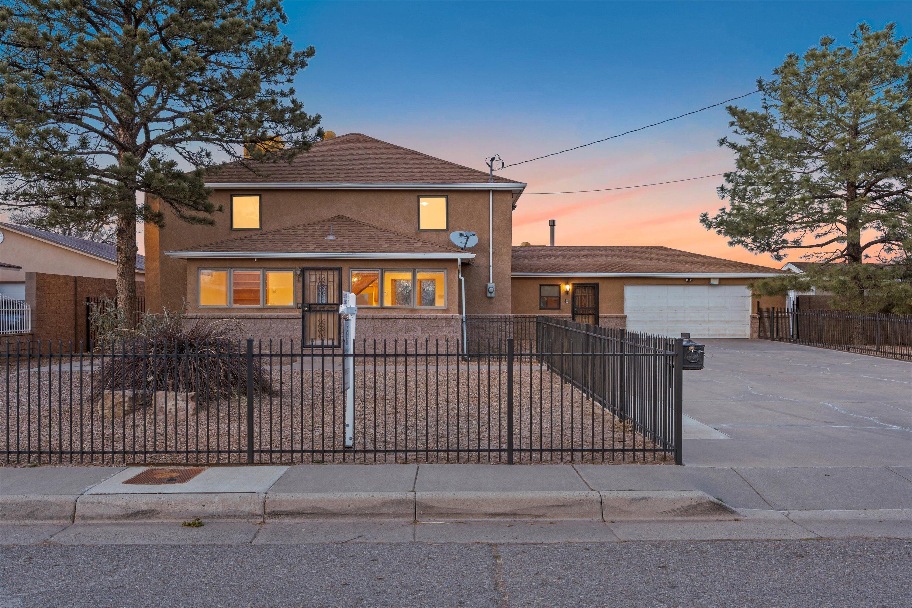 813 Los Arboles Avenue NW, Albuquerque, NM 87107