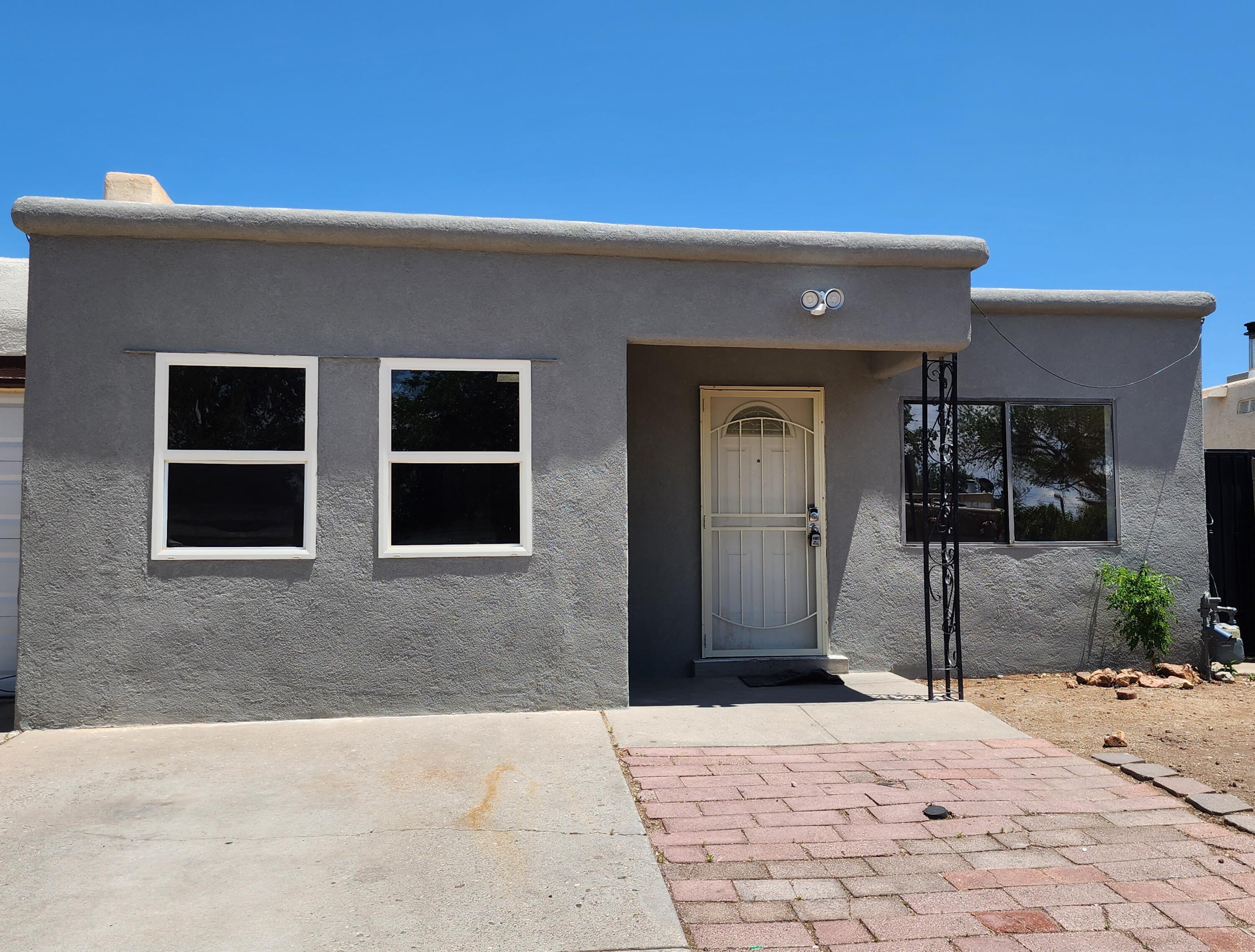 Great townhouse  3 OR 4 Bedroom 2nd living area can also be used as a 4th bedroom., or 2 living rooms .Property has new stucco, new interior paint, new kitchen counter top.