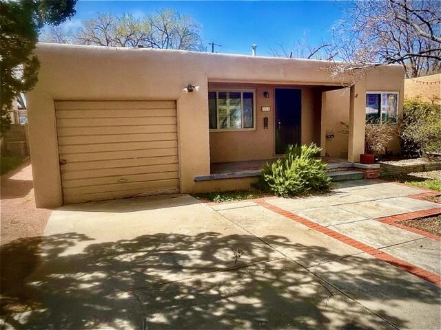 Wonderful Ridgecrest home with tons of potential!  Newly installed MiniSplits for heating/cooling, newer roof and a large backyard.  Close to KAFB, UNM and the Sunport.