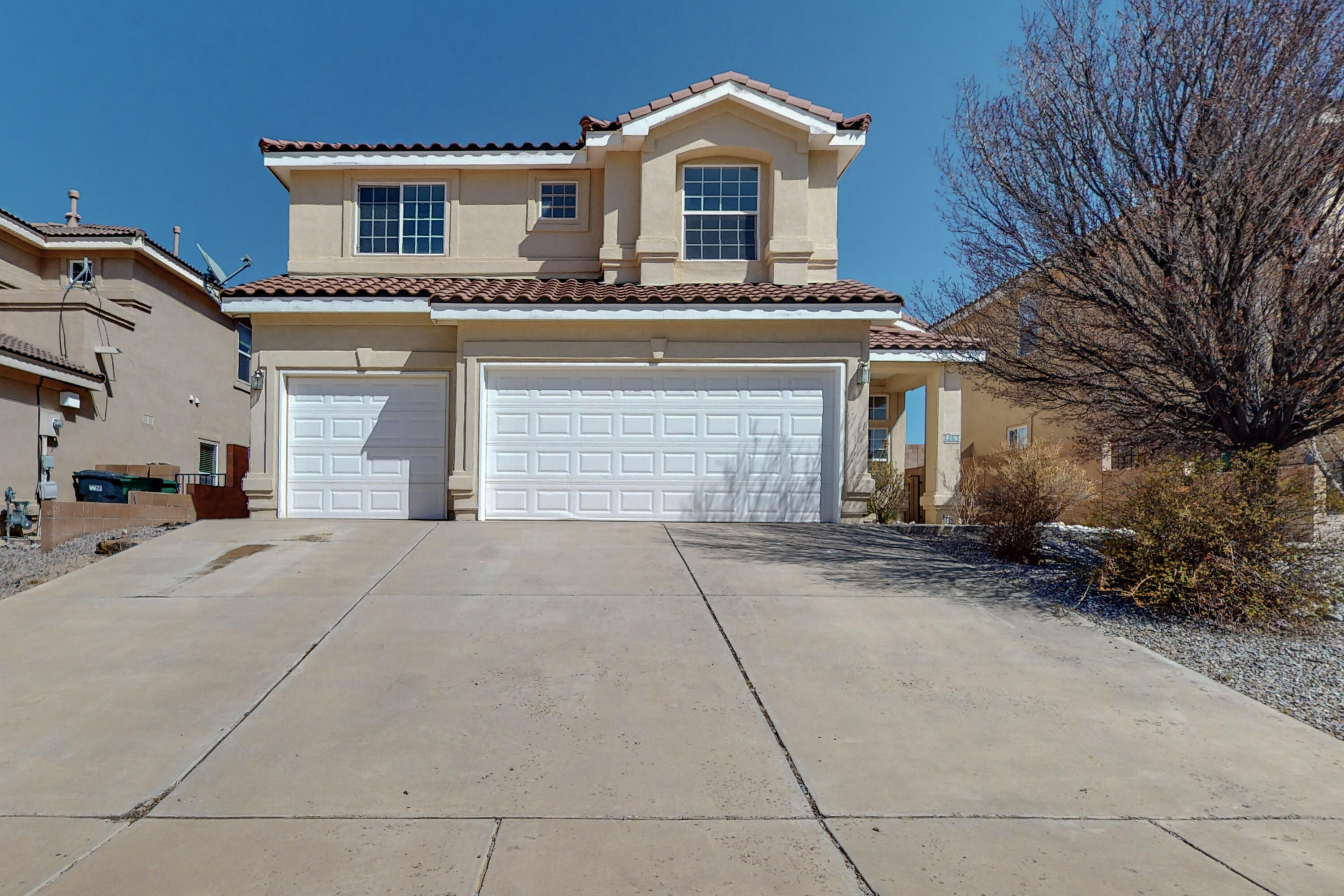 If you are looking for A Spacious Home This Is It  !  HAS NO HOA This Kim Brooks Home Has Entry high ceilings, Formal Dining, Huge Bedrooms, Bright Kitchen and Spacious great room, Its Freshly painted, Has new carpet , Theres a Guest bedroom / office downstairs full Bath Downstairs ,Upstairs Master has Separate shower, garden jetted tub, and large walk in closet and Much MoreIts  move in ready!