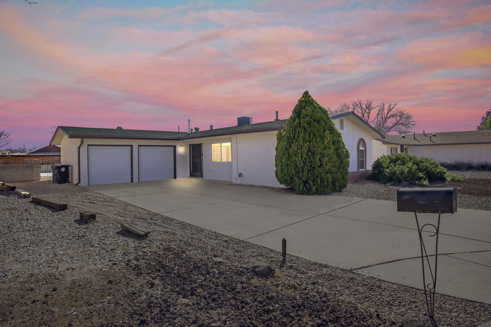 Beautiful well kept 3 bedroom home with some updates, no carpet, close to city park, easy freeway access, and situated in a cul de sac. wood burning fire place, and 2 car finished garage