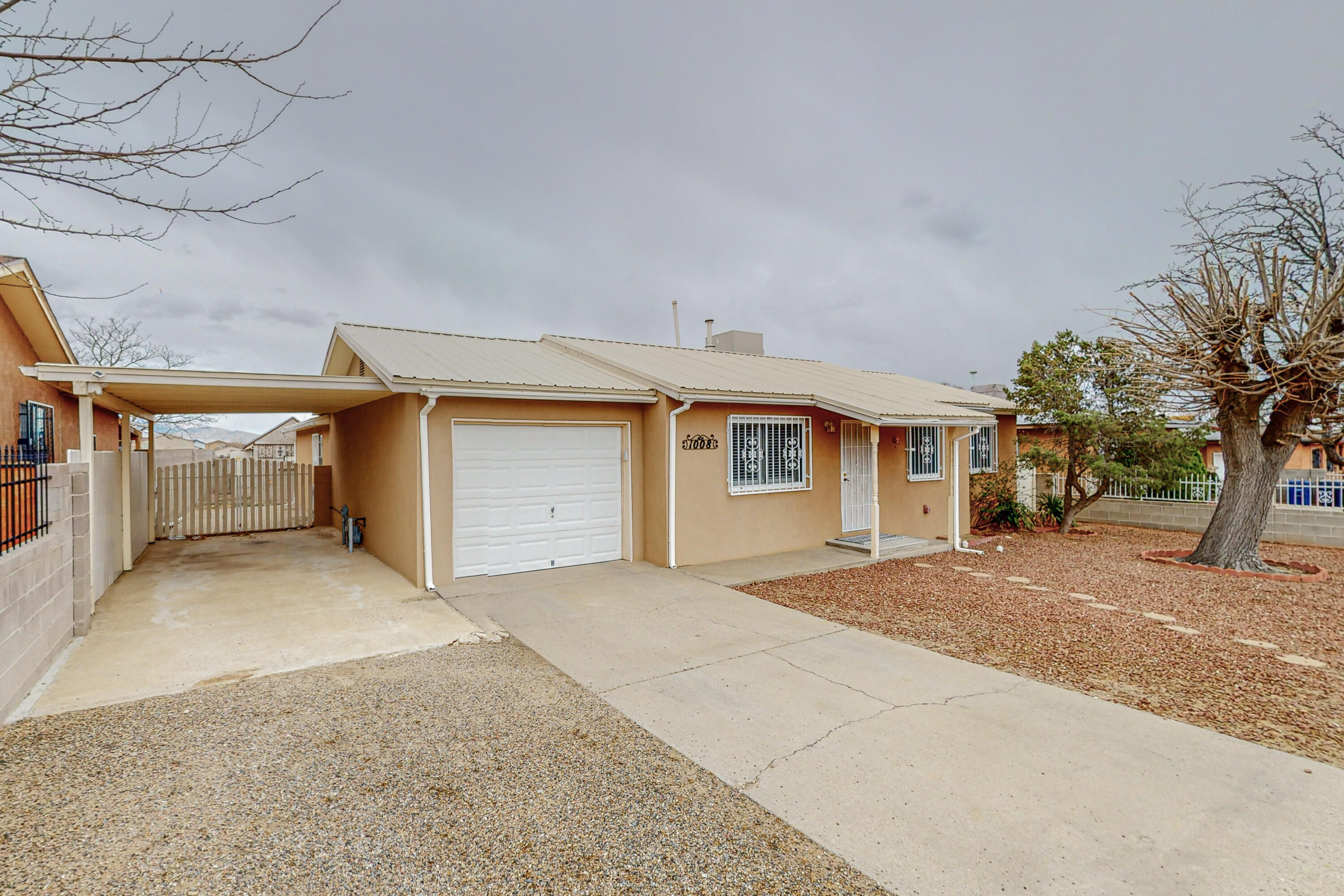1008 Sapphire Street SW, Albuquerque, NM 87121