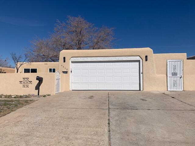 This 3 bedroom, 2 bathroom home is located in the Carlisle Del Cero neighborhood and is minutes from shopping and dining. New hot water heater. Create your own backyard oasis on the nearly quarter acre lot. Courtyard offers even more outdoor living space.