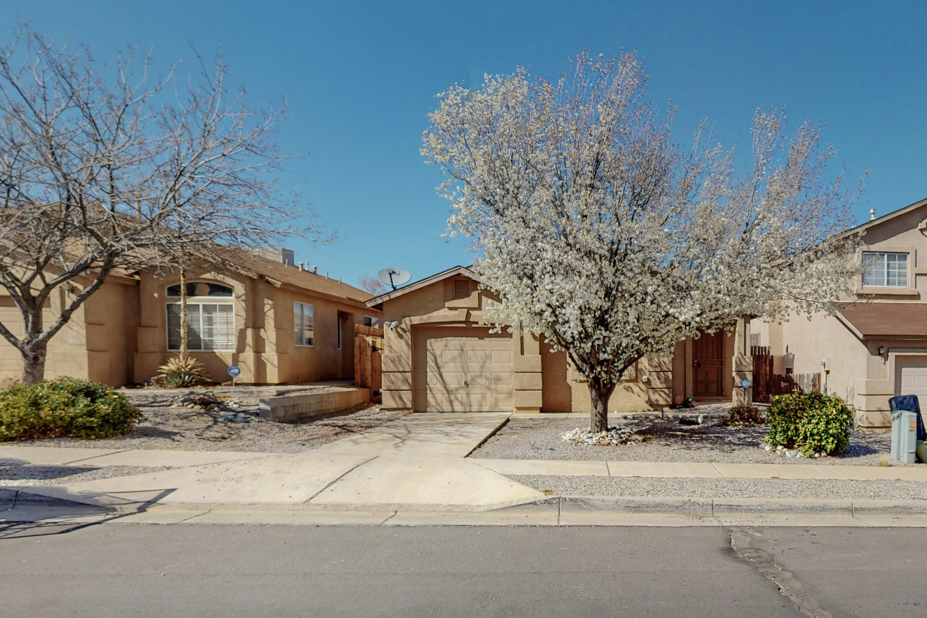 OPEN HOUSE ON SATURDAY, APRIL 1ST FROM 2:30 PM TO 4:30PM!!! Welcome to this fabulous single story home!  This home is located near shopping, walking trails and parks.  If you are looking for a light and bright floorpan this is it!  The kitchen opens into the living room, offering a very open feel.  Some key updates include the kitchen countertops, appliances and flooring!  This home offers a spacious backyard and is ready for immediate move in!  Now is your chance to make it yours!  Call today for your own private viewing!