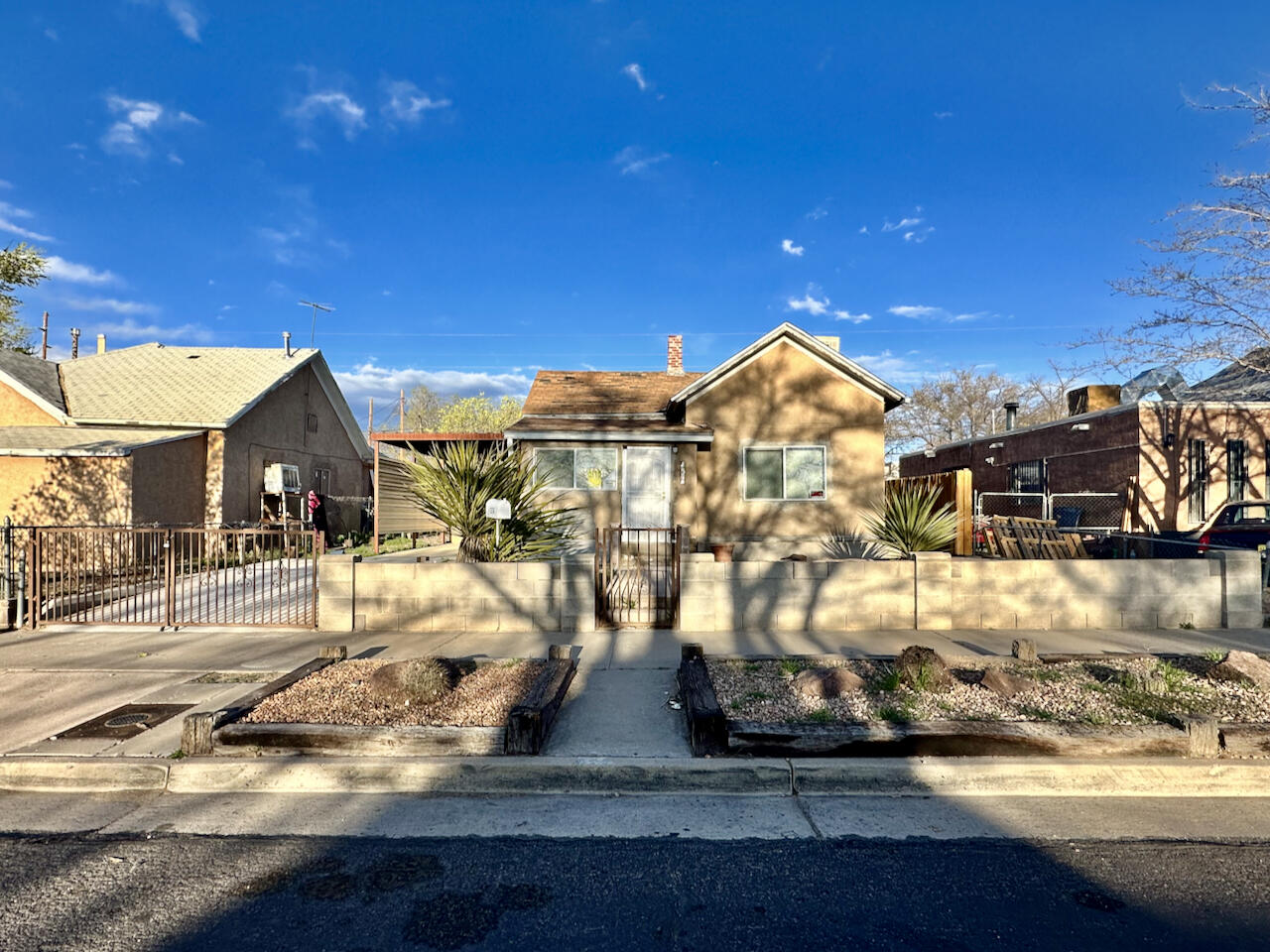 1008 Arno Street SE, Albuquerque, NM 87102