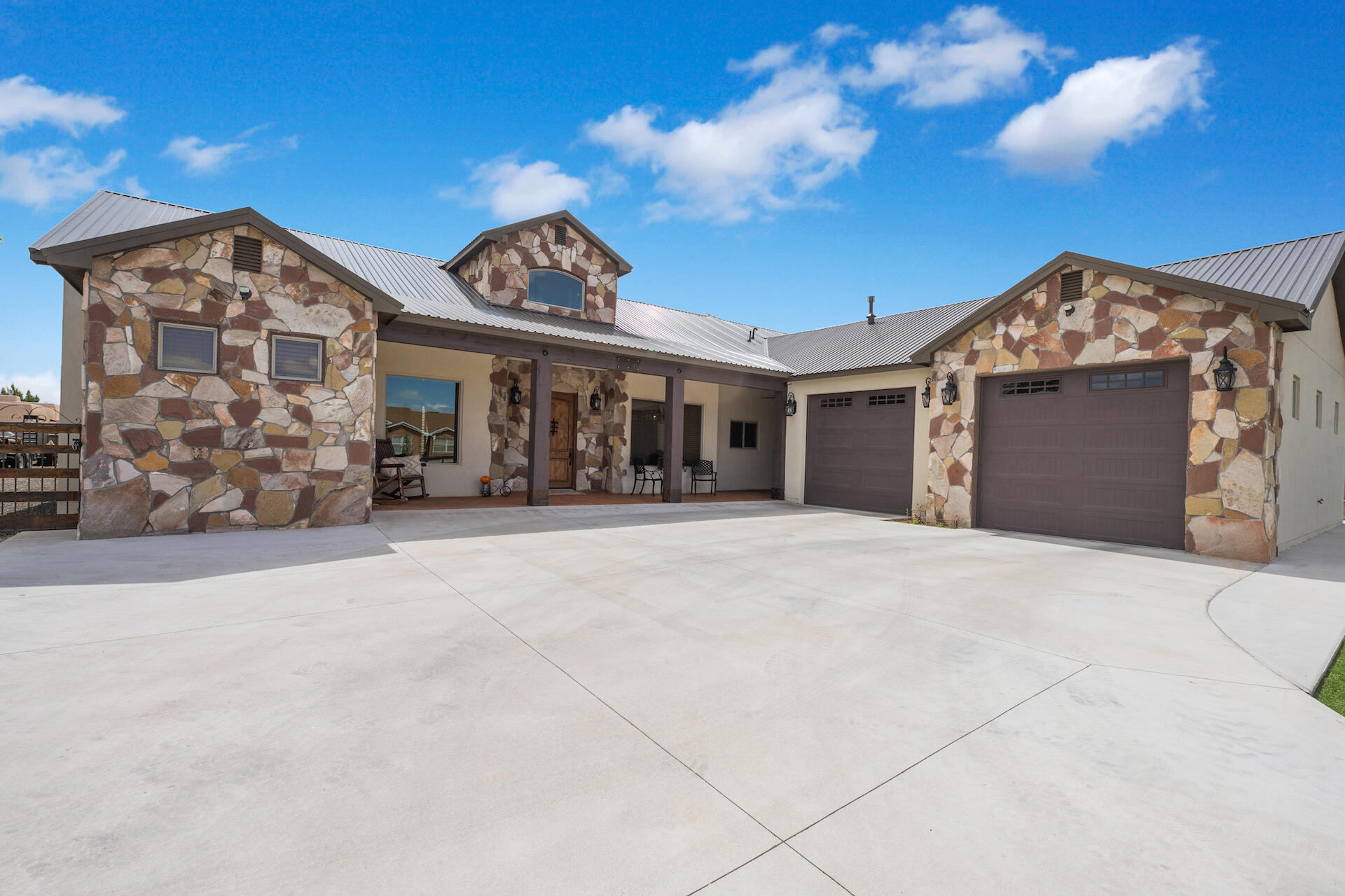 1221 Hillside Drive, Los Lunas, NM 87031