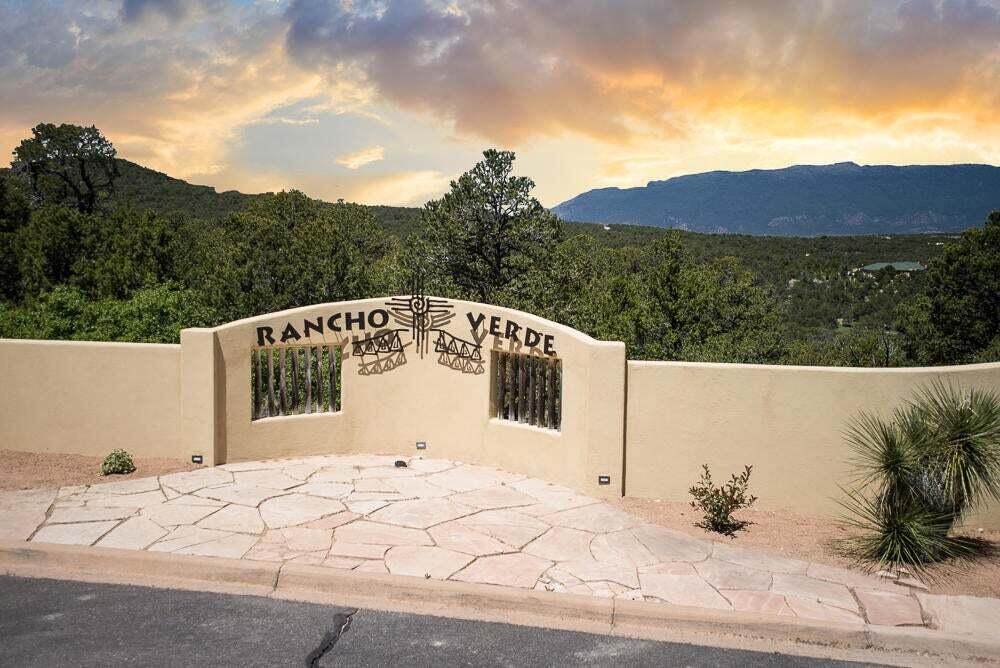 13 Los Pecos Trl, Tijeras, NM 87059