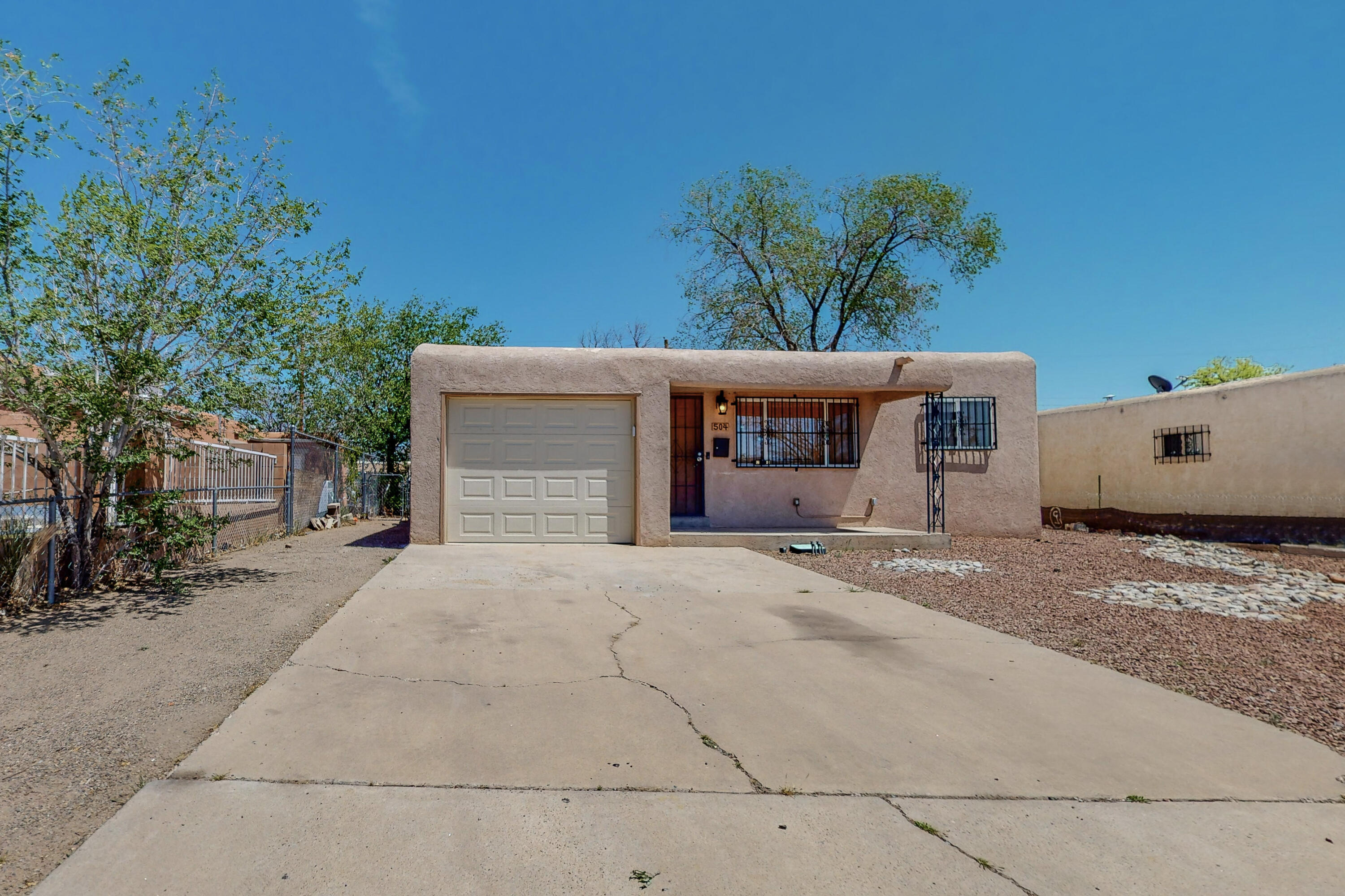 504 Dakota Street SE, Albuquerque, NM 87108