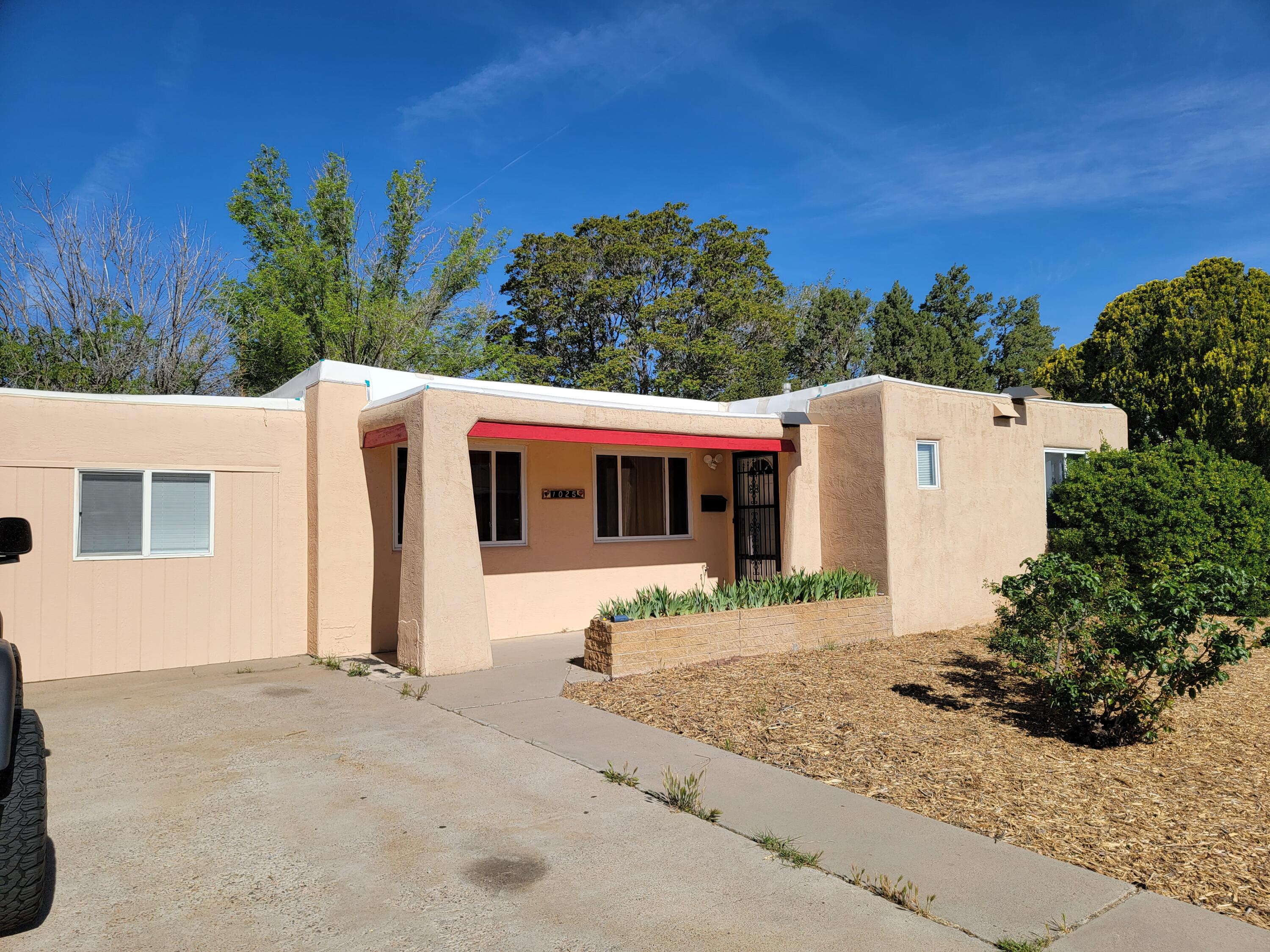 1025 Florida Street SE, Albuquerque, NM 87108